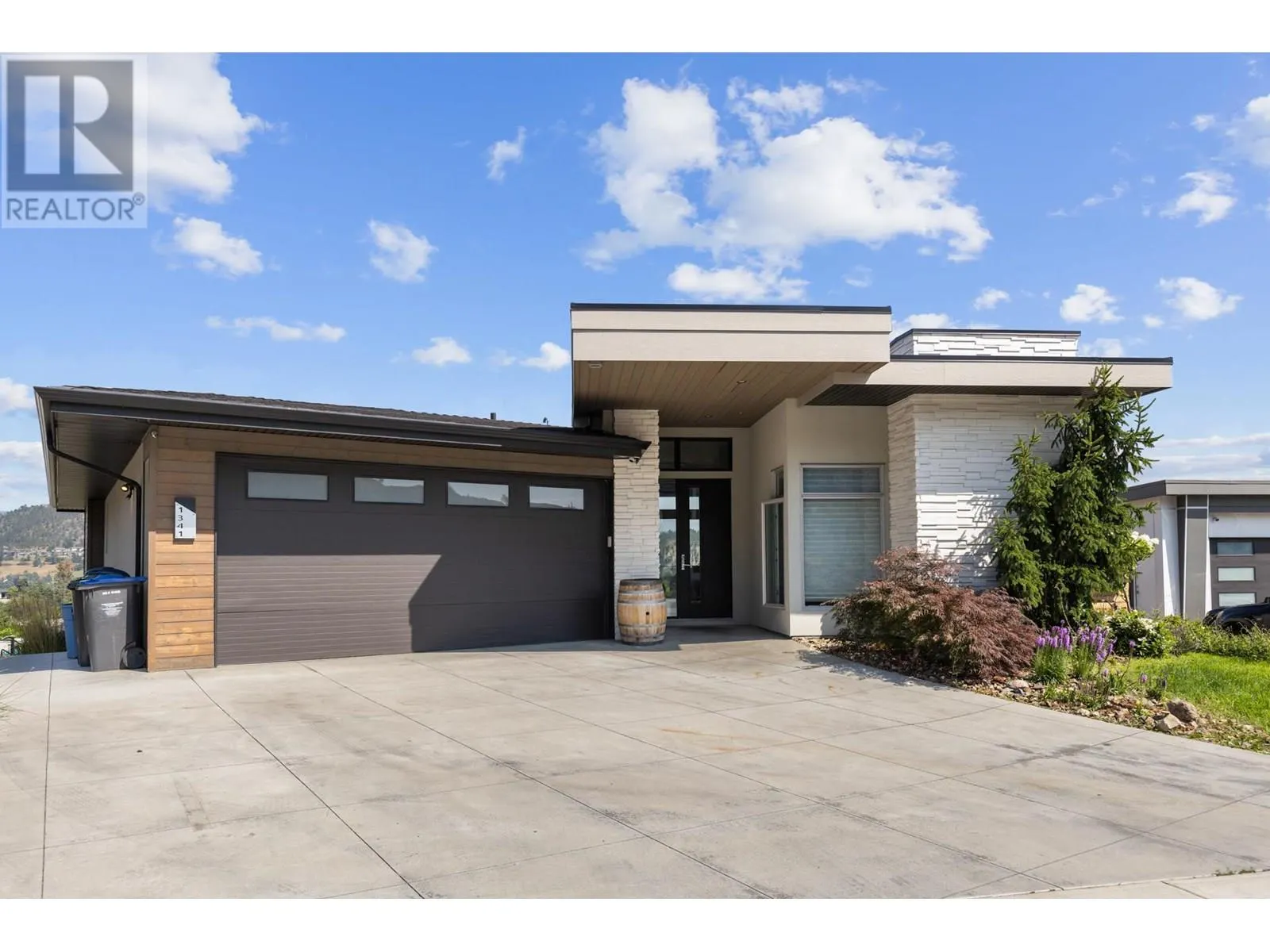 1341 Sladen Crescent