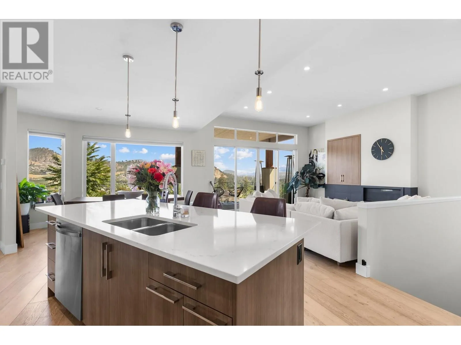 1341 Sladen Crescent