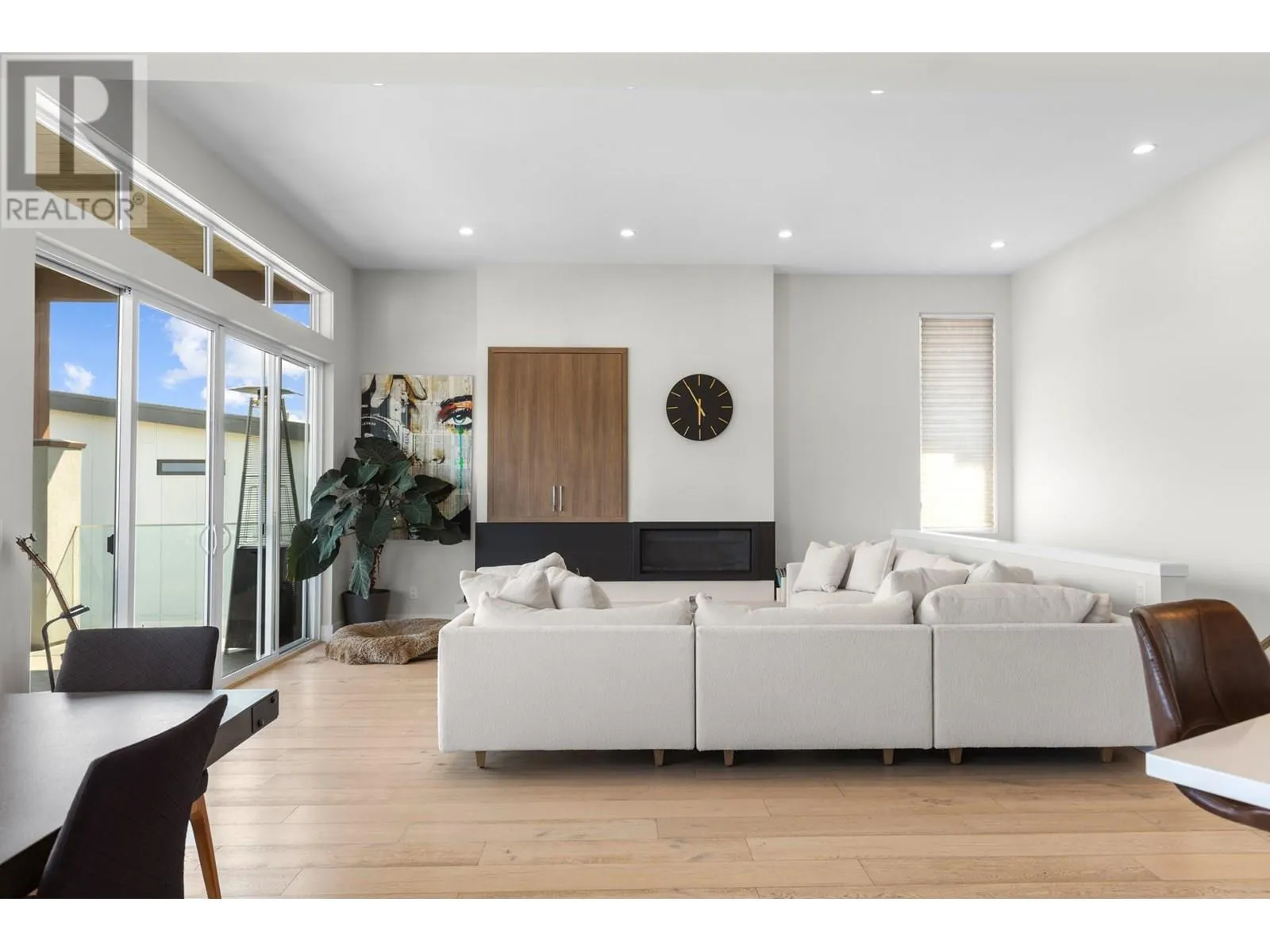 1341 Sladen Crescent