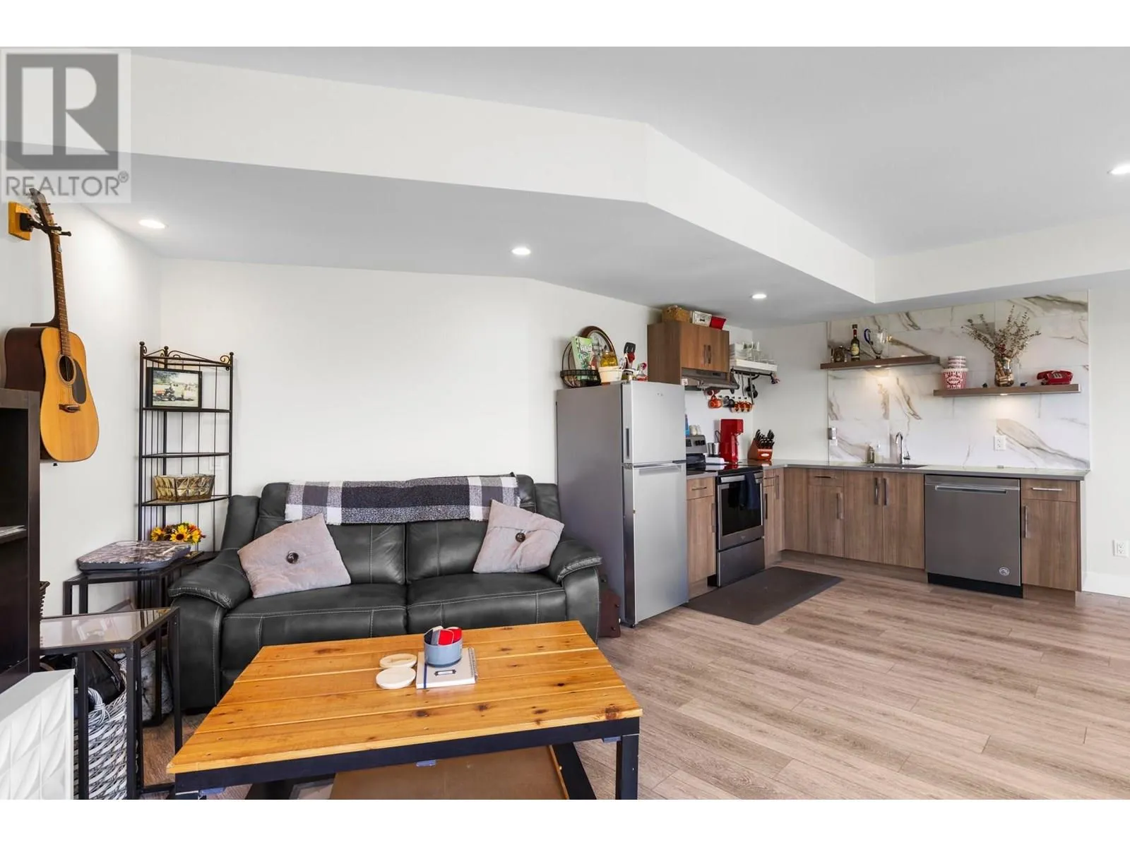 1341 Sladen Crescent