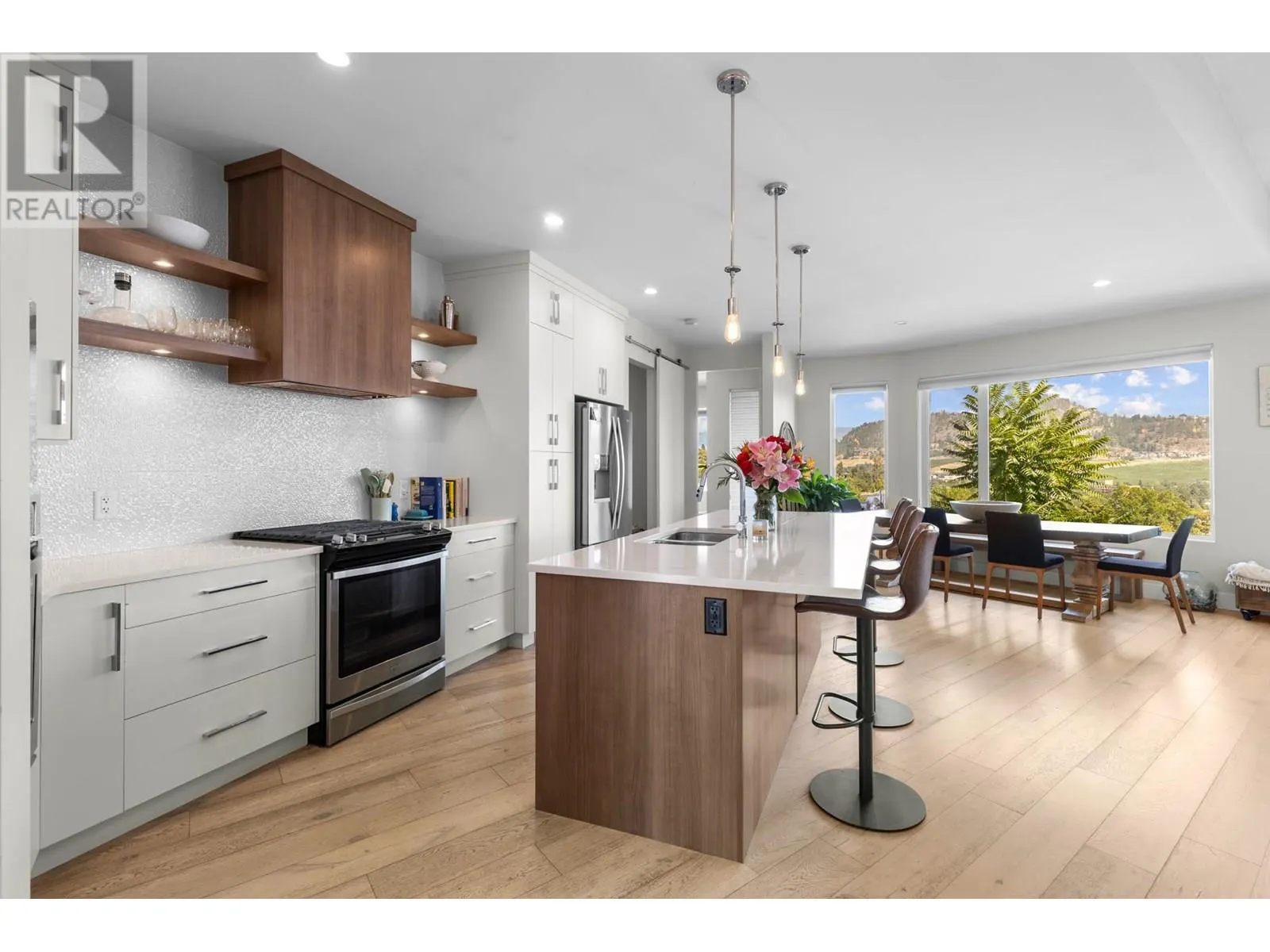 1341 Sladen Crescent