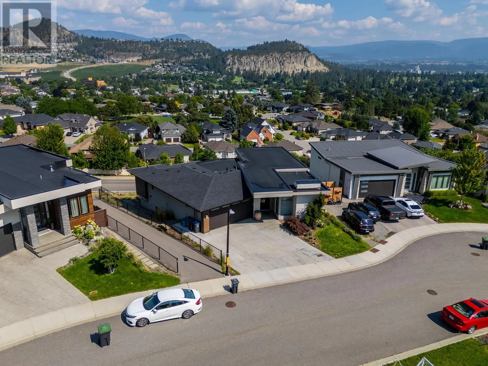 1341 Sladen Crescent