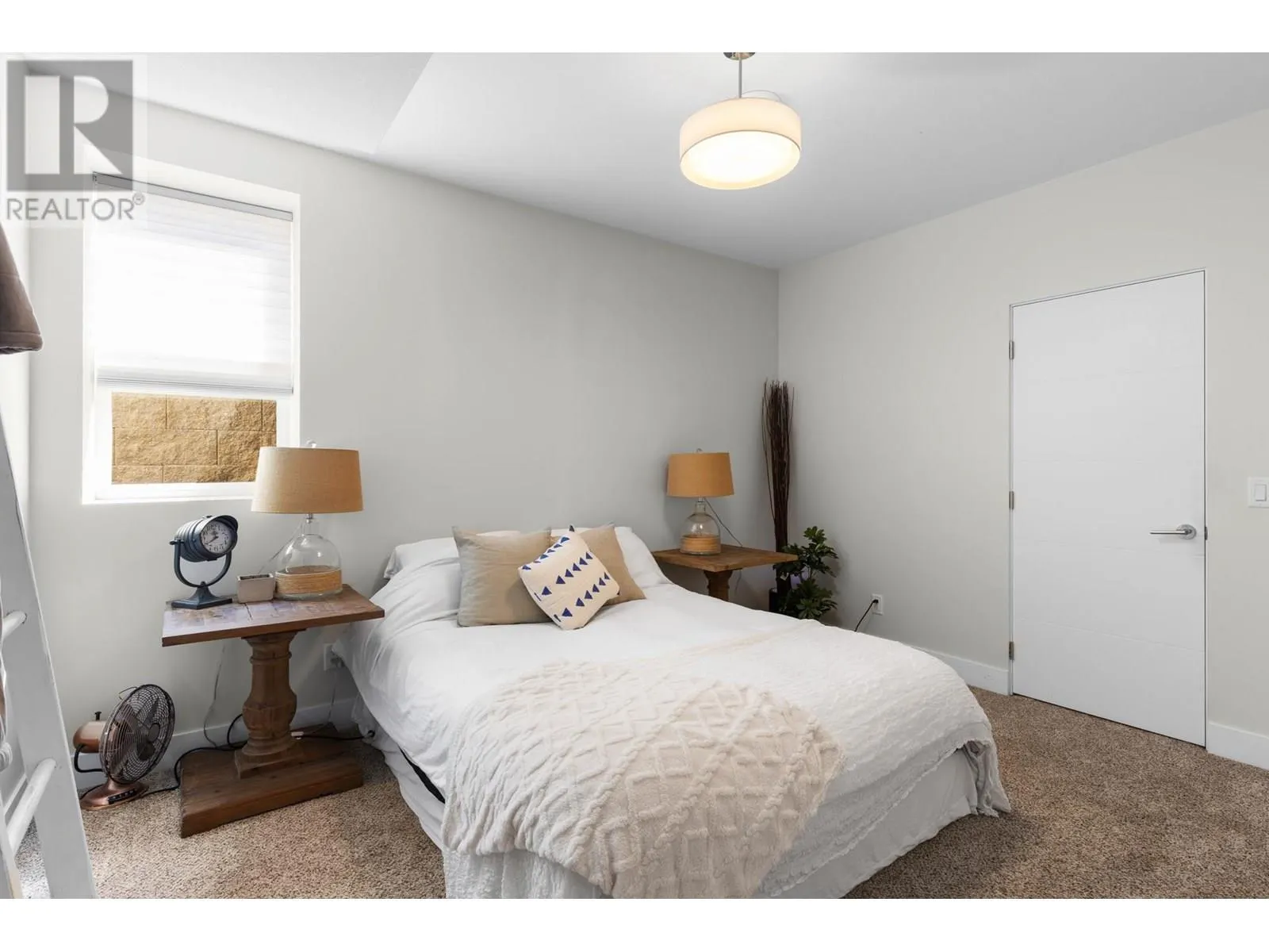 1341 Sladen Crescent