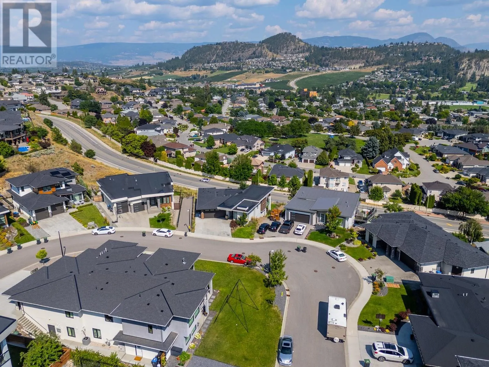 1341 Sladen Crescent