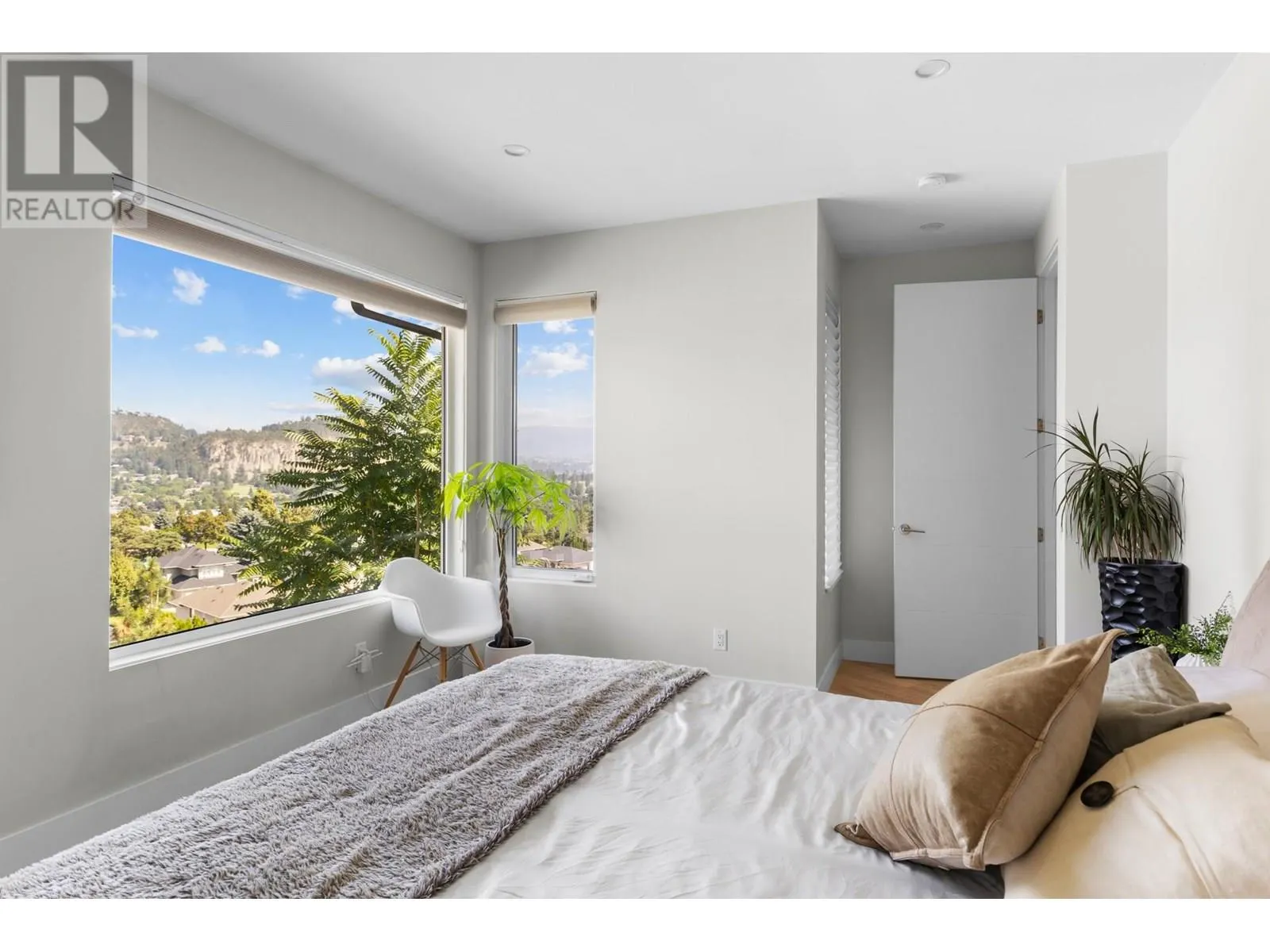 1341 Sladen Crescent