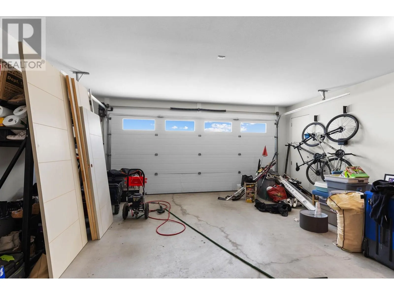 1341 Sladen Crescent