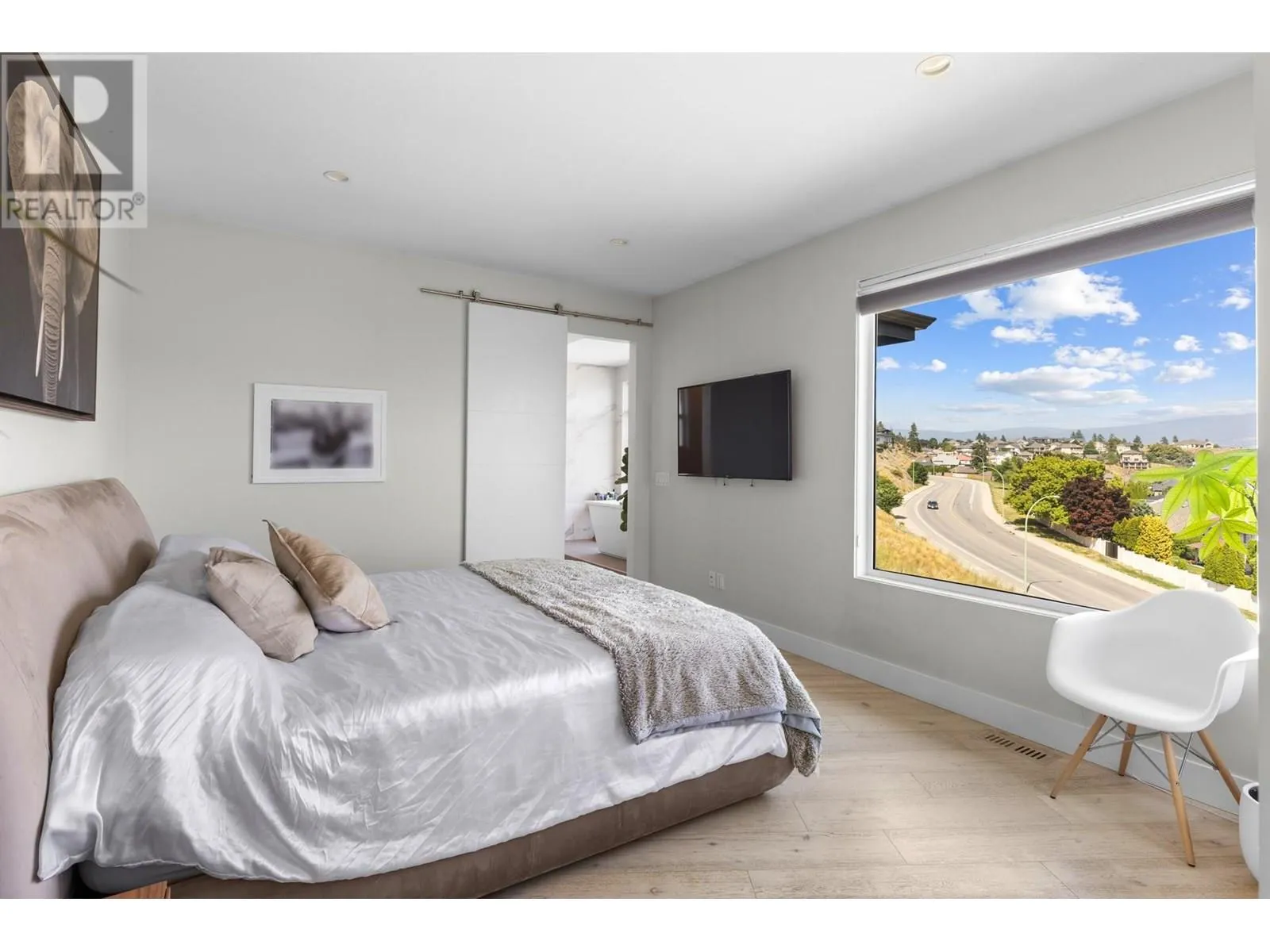 1341 Sladen Crescent