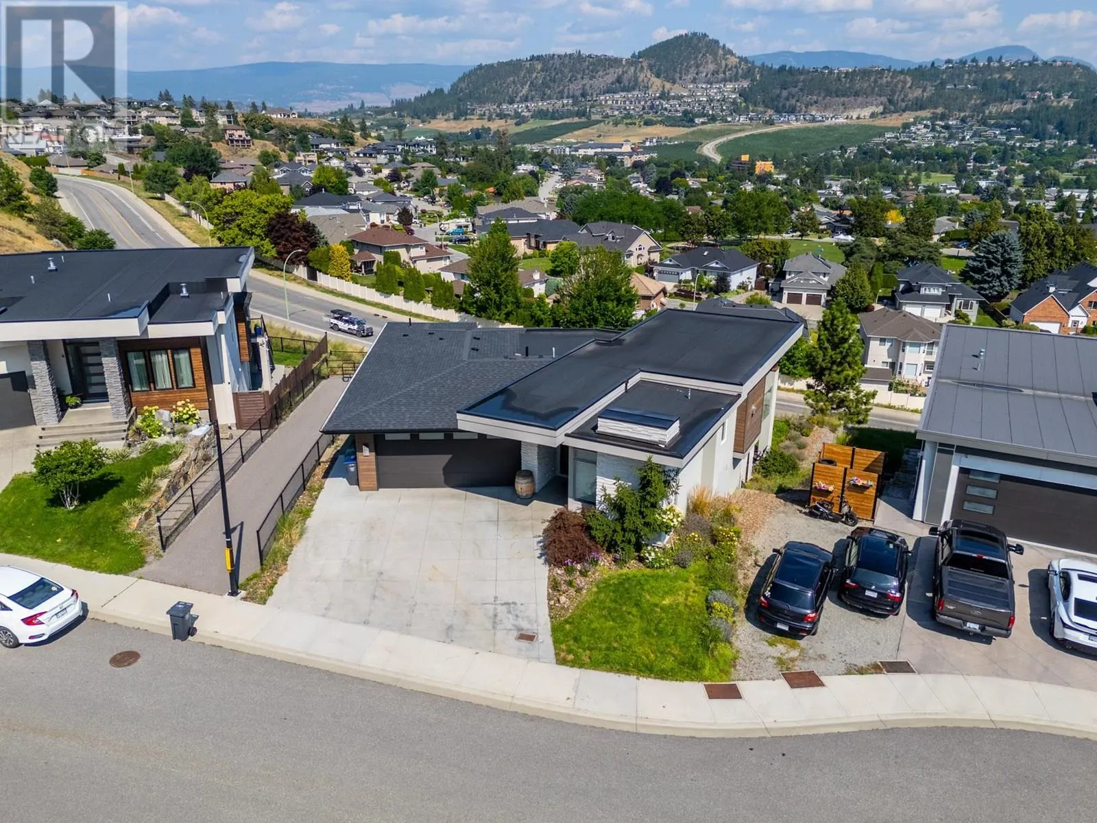 1341 Sladen Crescent