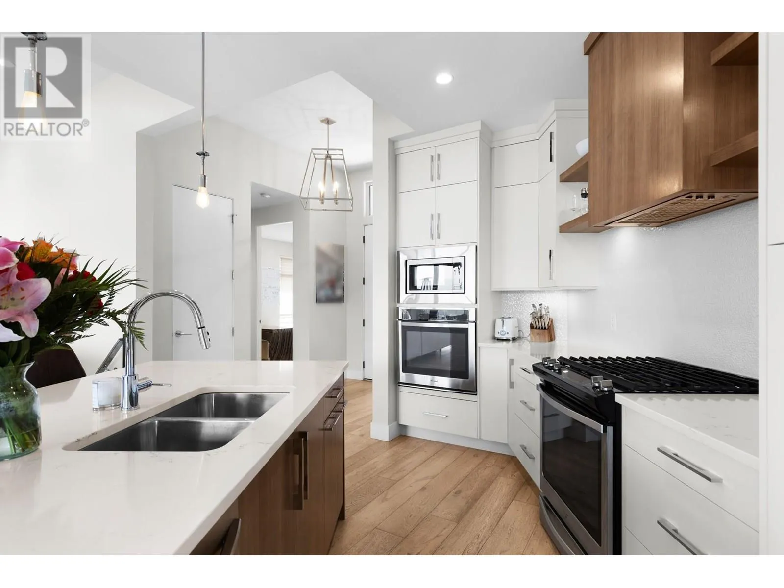 1341 Sladen Crescent