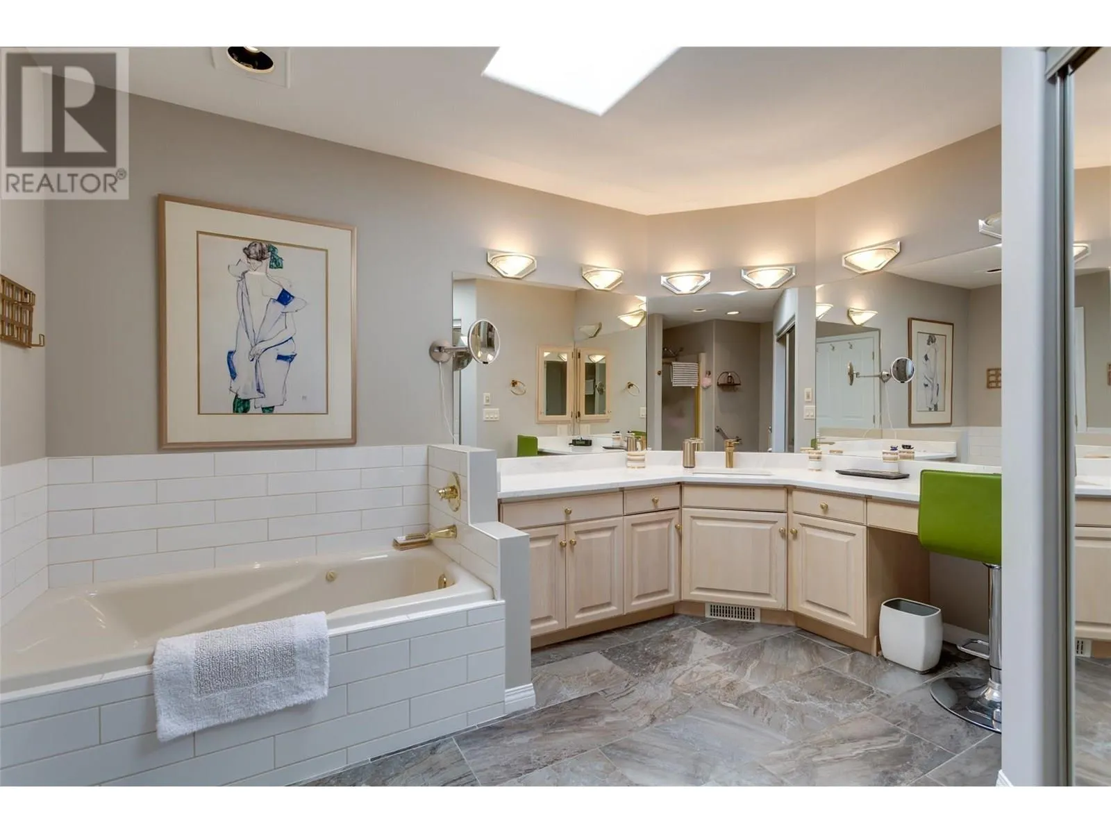 4074 Gellatly Road Unit# 221