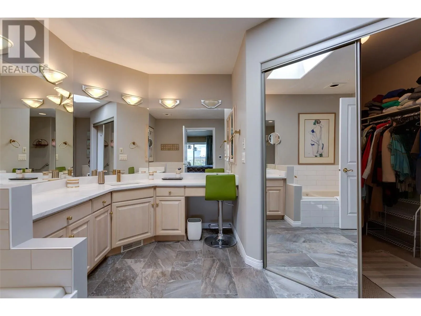 4074 Gellatly Road Unit# 221
