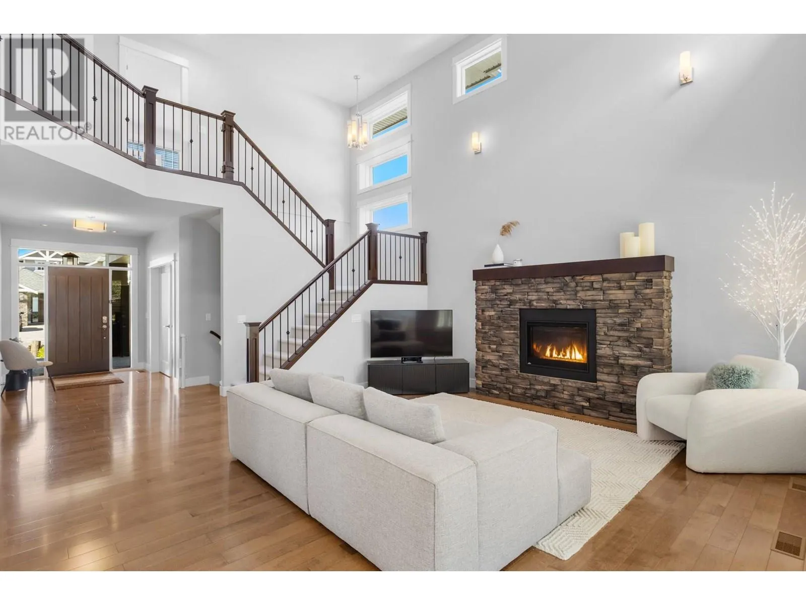 453 Lakepointe Drive