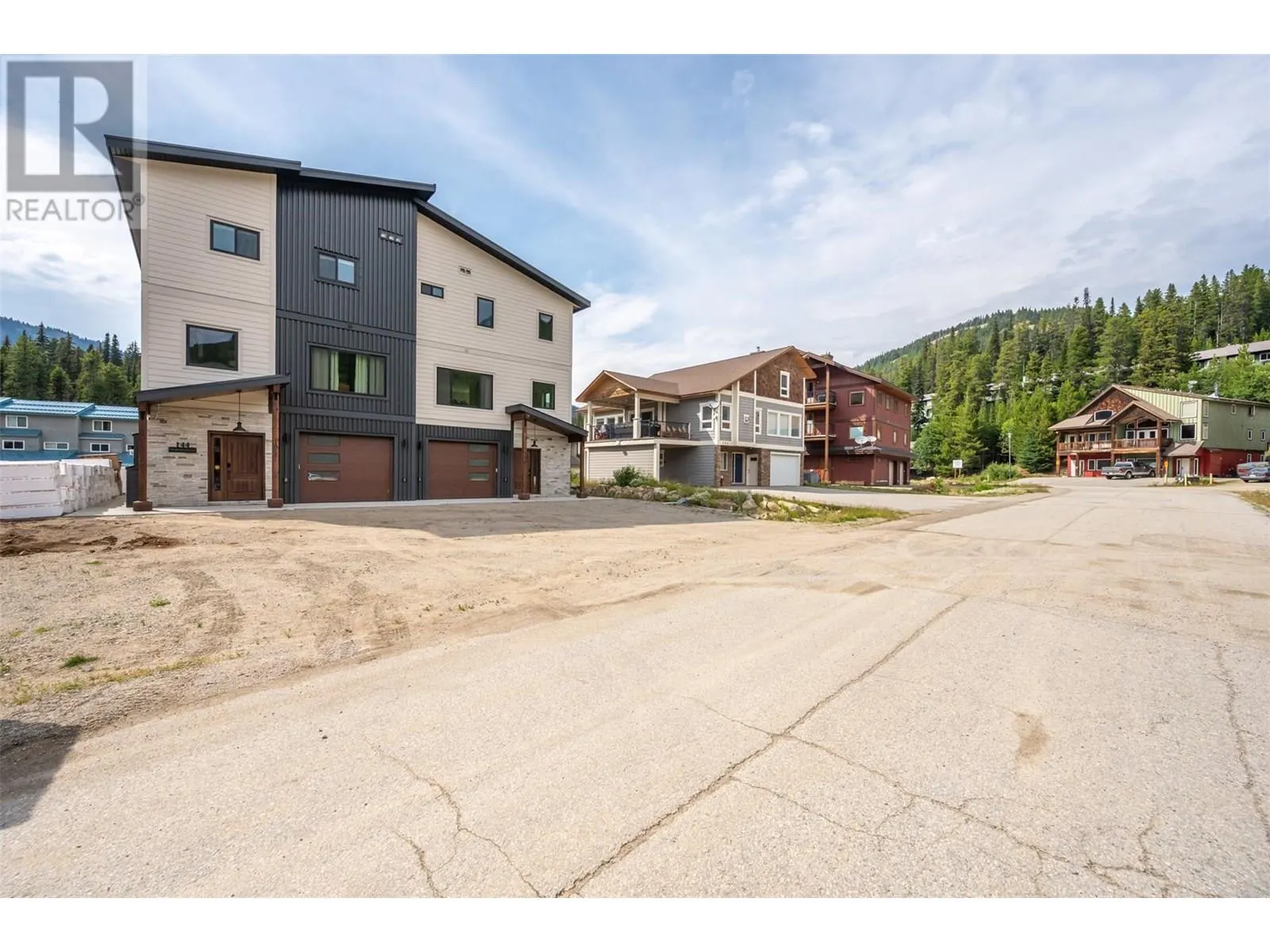 144 CLEARVIEW Crescent Unit# SL2