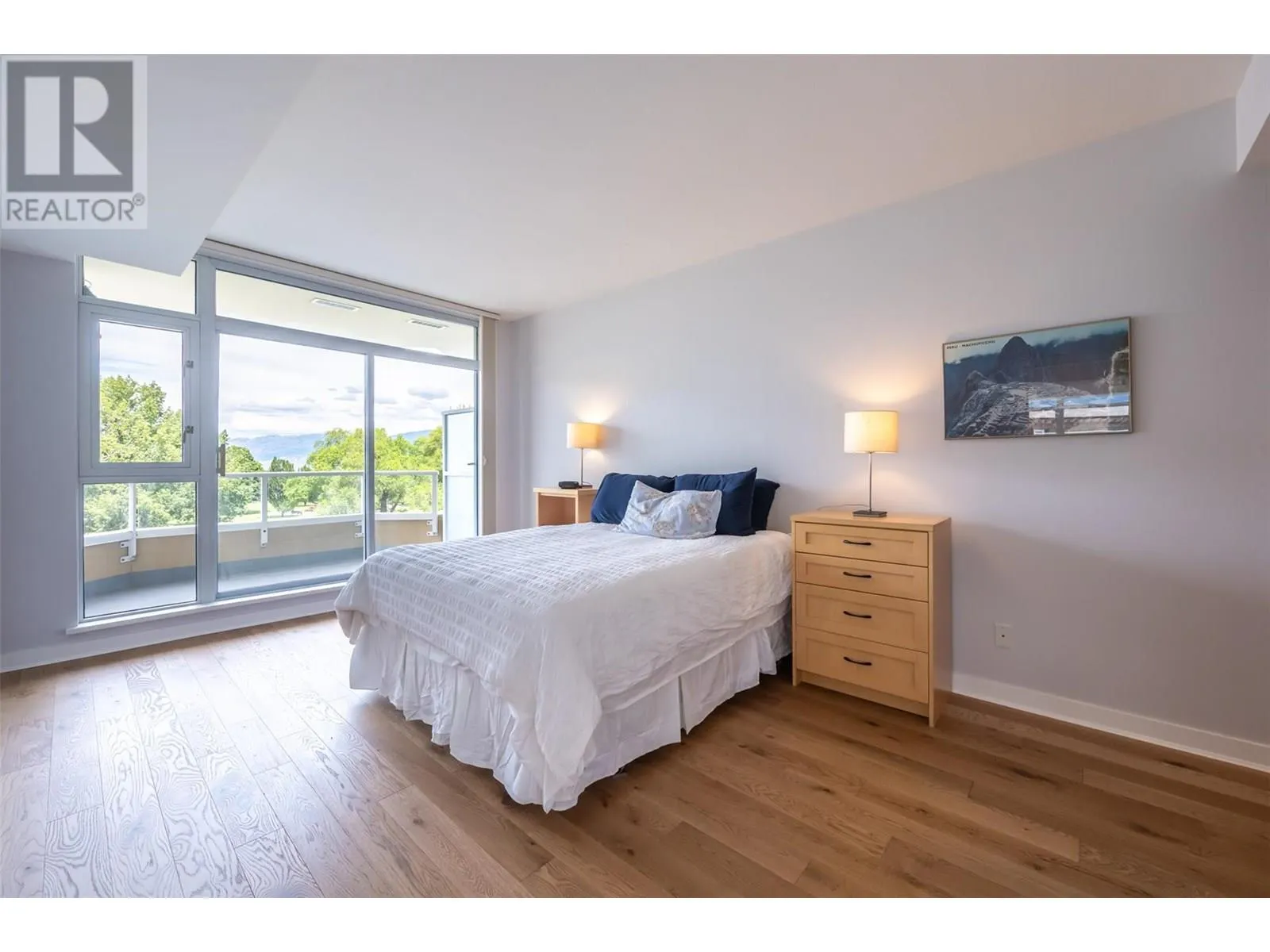 160 Lakeshore Drive W Unit# 401