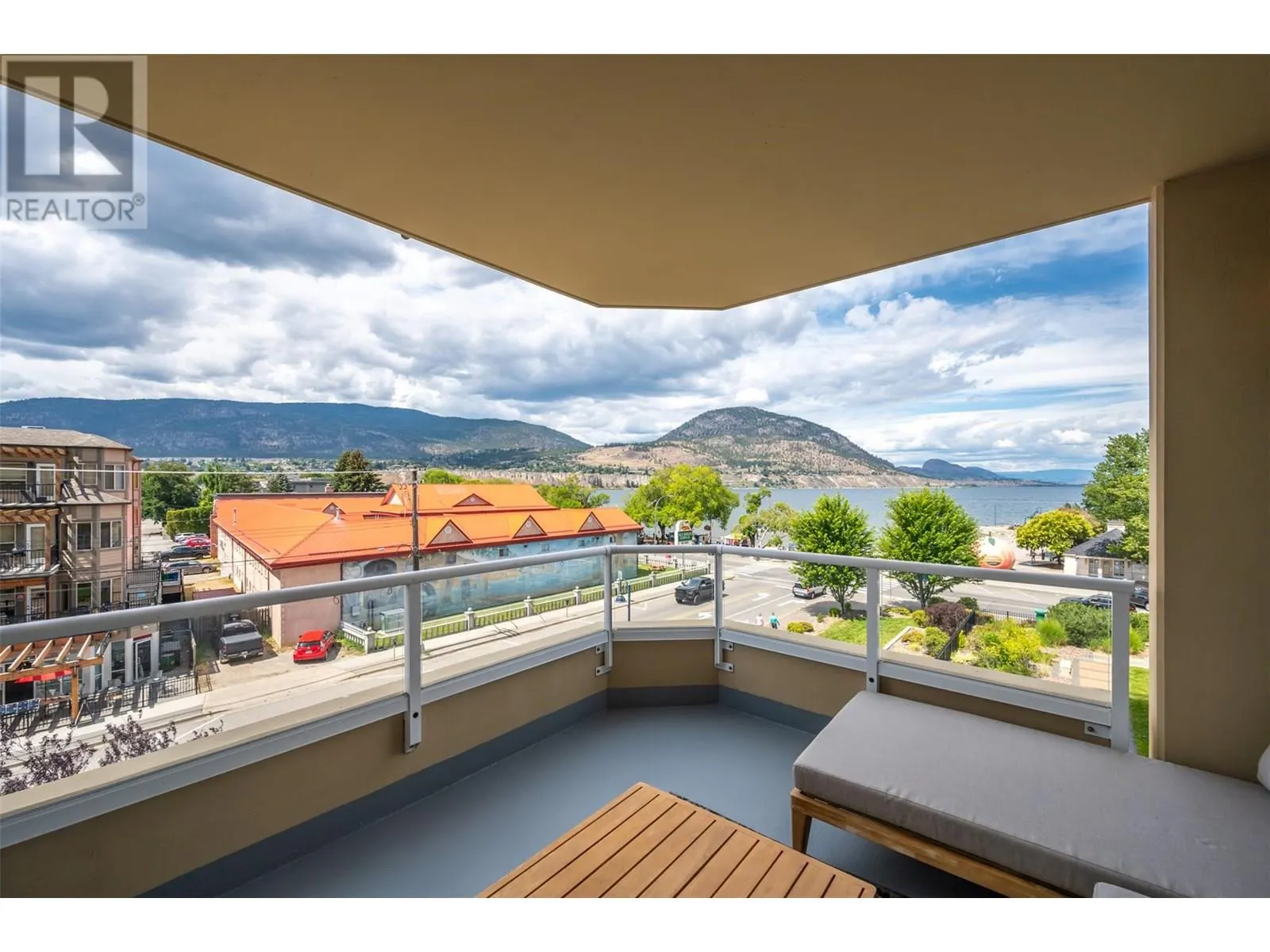 160 Lakeshore Drive W Unit# 401