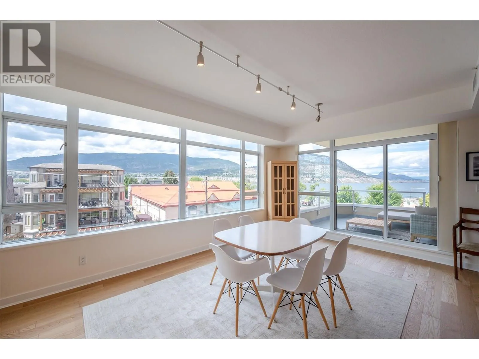 160 Lakeshore Drive W Unit# 401
