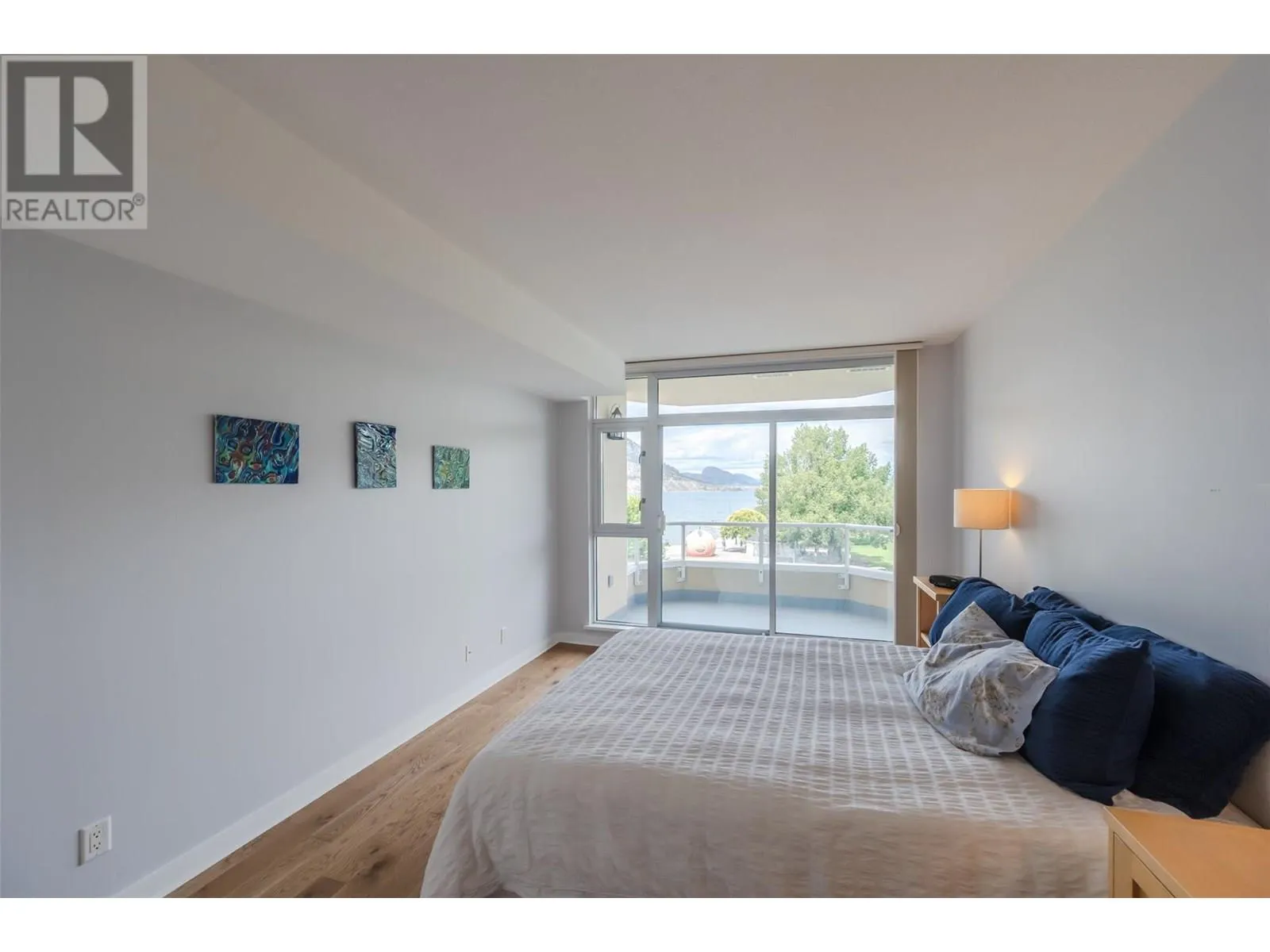 160 Lakeshore Drive W Unit# 401