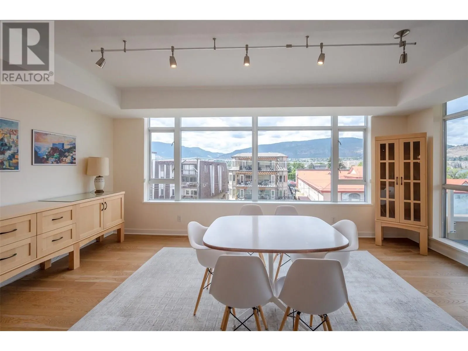 160 Lakeshore Drive W Unit# 401