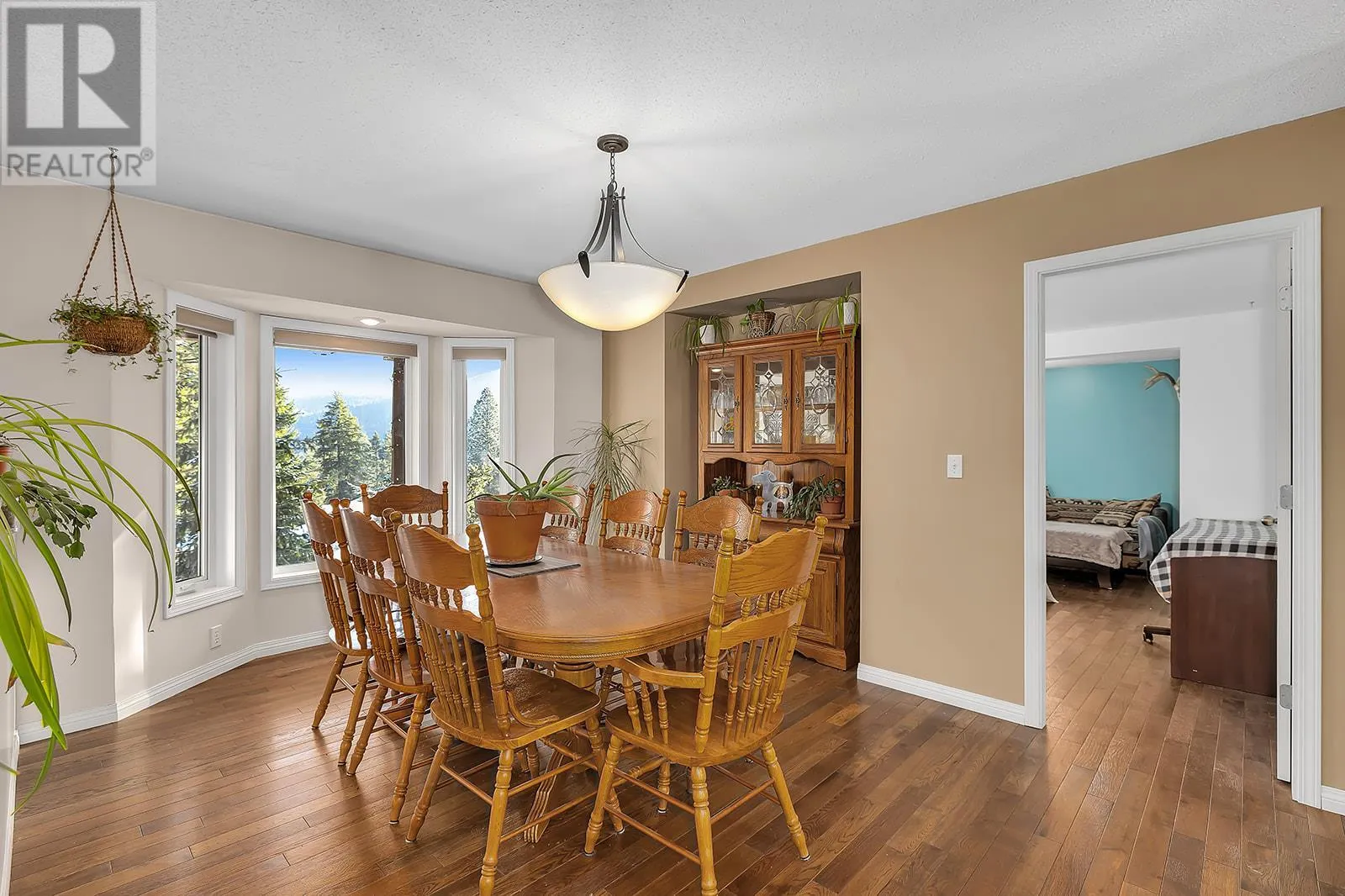 7992 Falcon Ridge Crescent