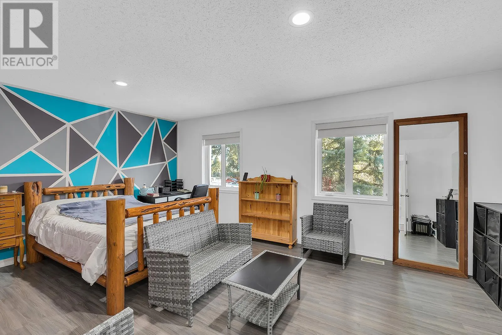 7992 Falcon Ridge Crescent