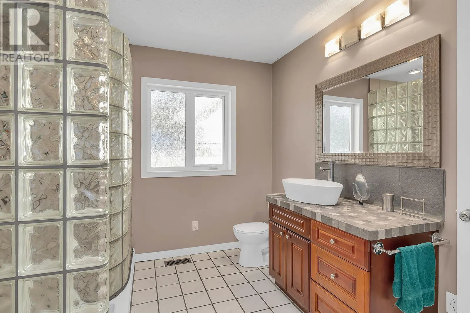 7992 Falcon Ridge Crescent