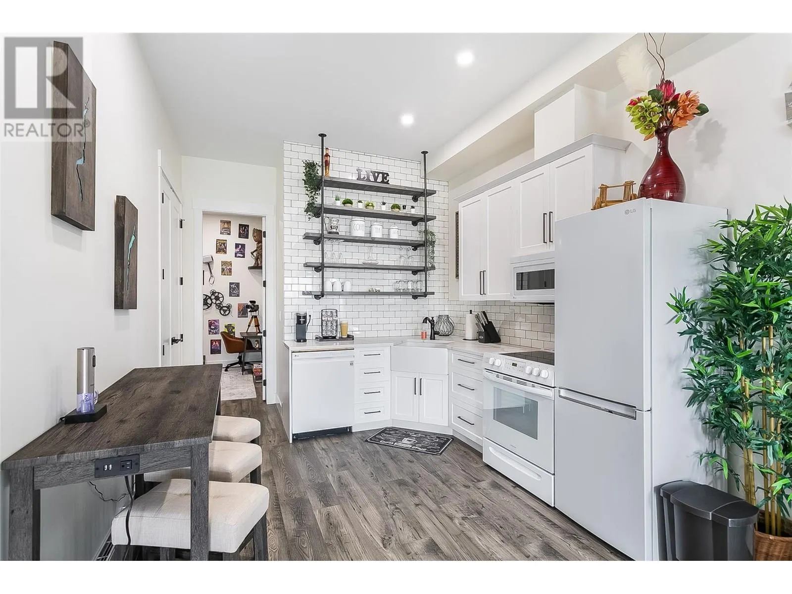 1296 Menu Road