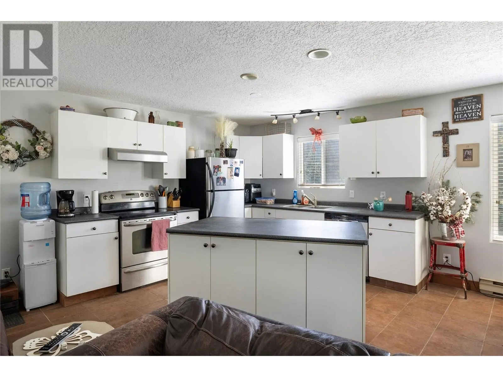 6090 Highway 33