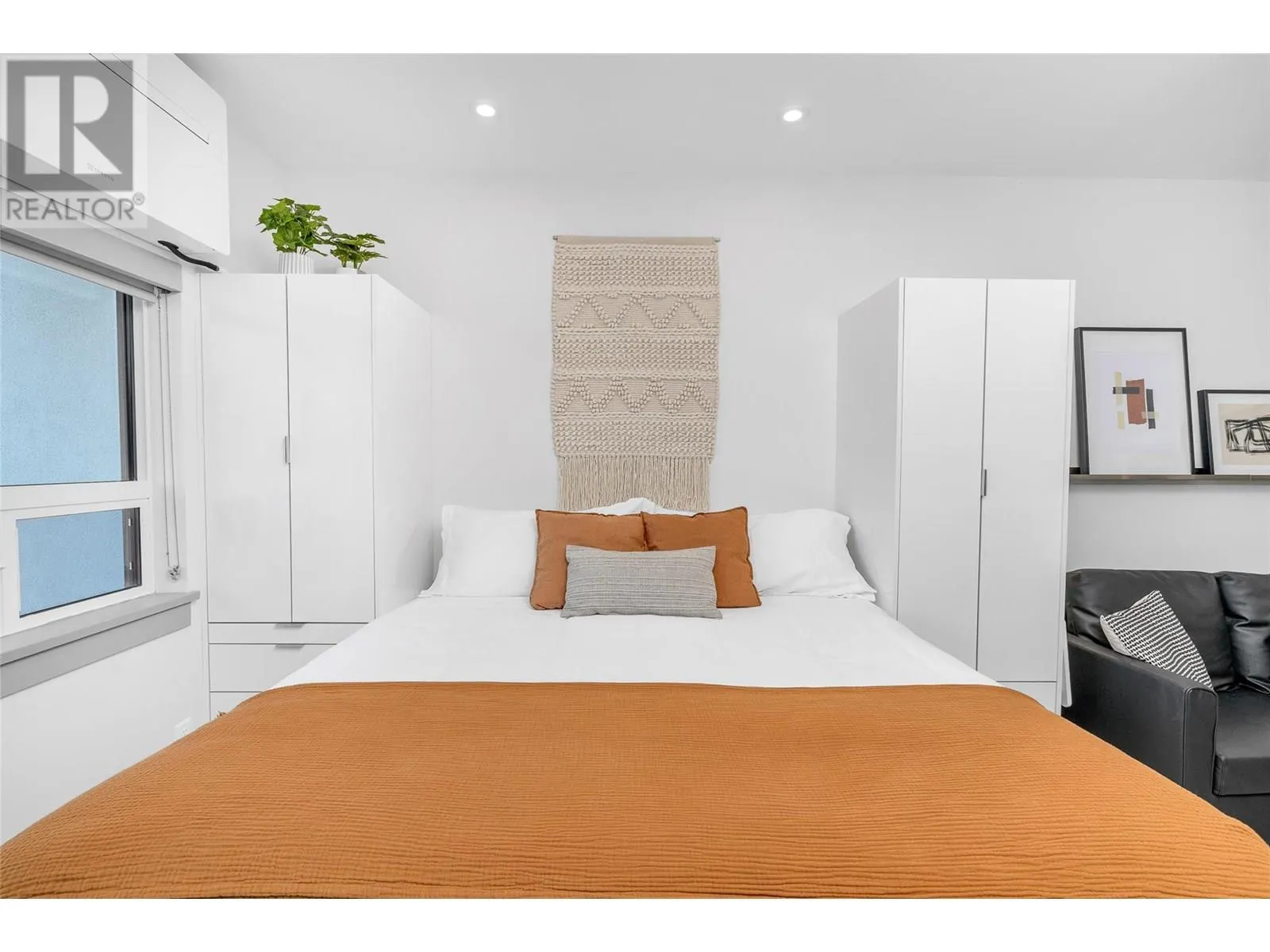 2555 Lakeshore Road Unit# 211