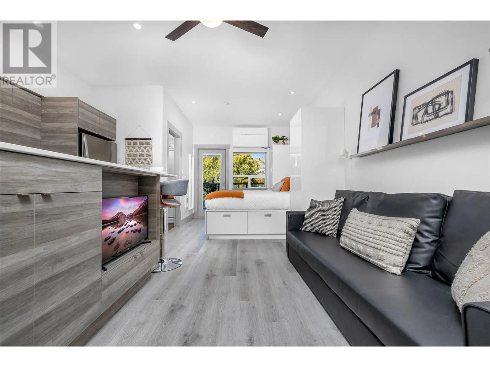 2555 Lakeshore Road Unit# 211