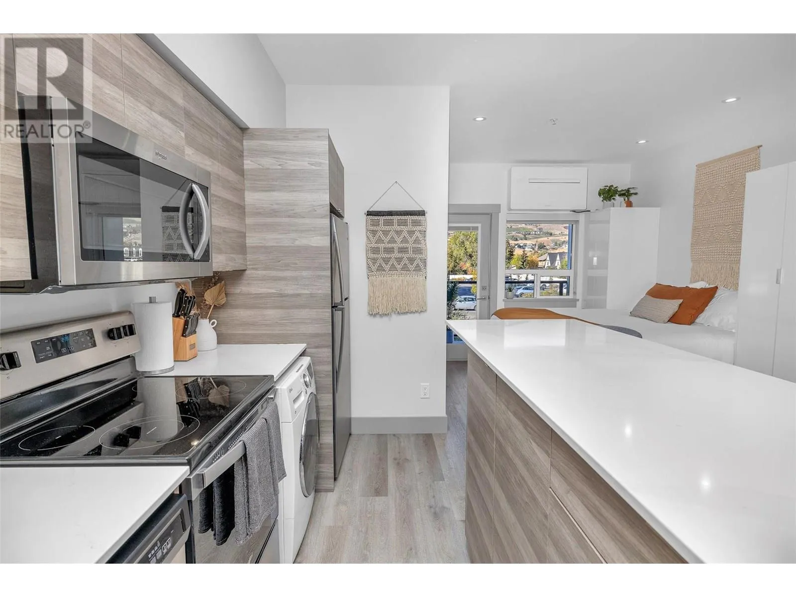 2555 Lakeshore Road Unit# 211