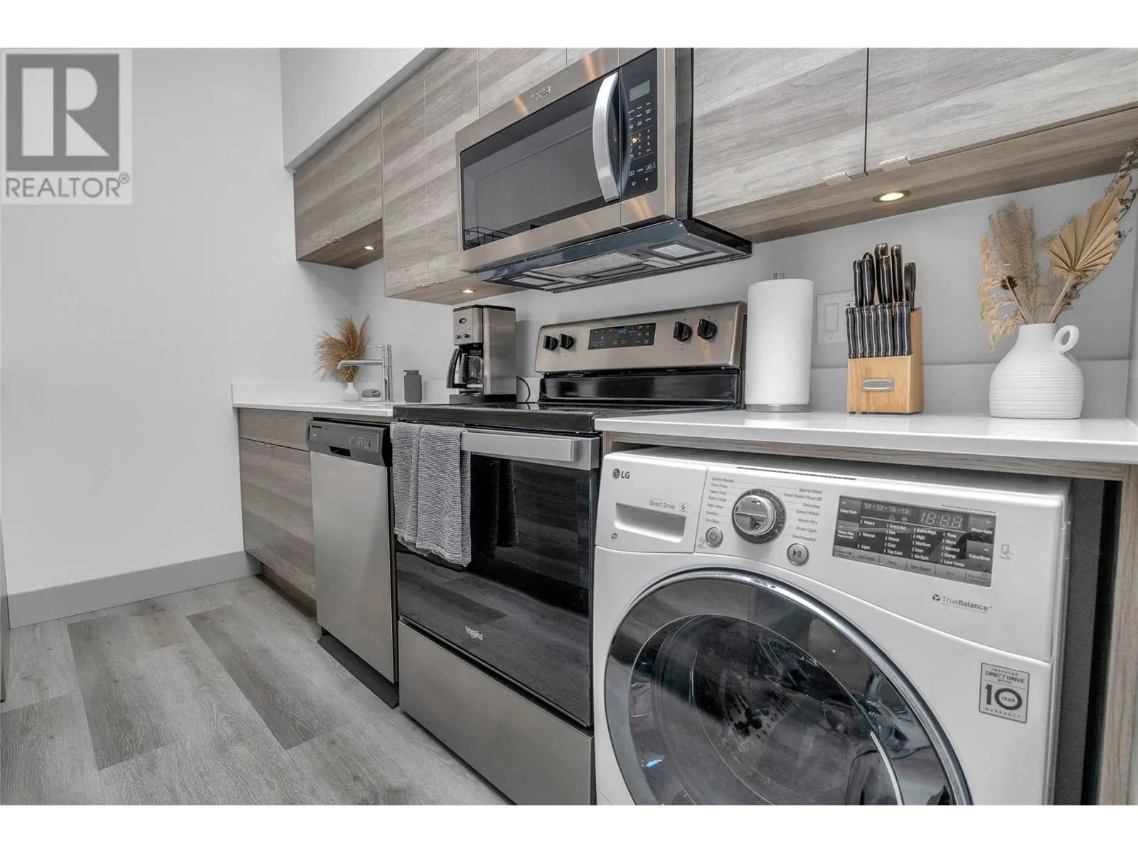 2555 Lakeshore Road Unit# 211