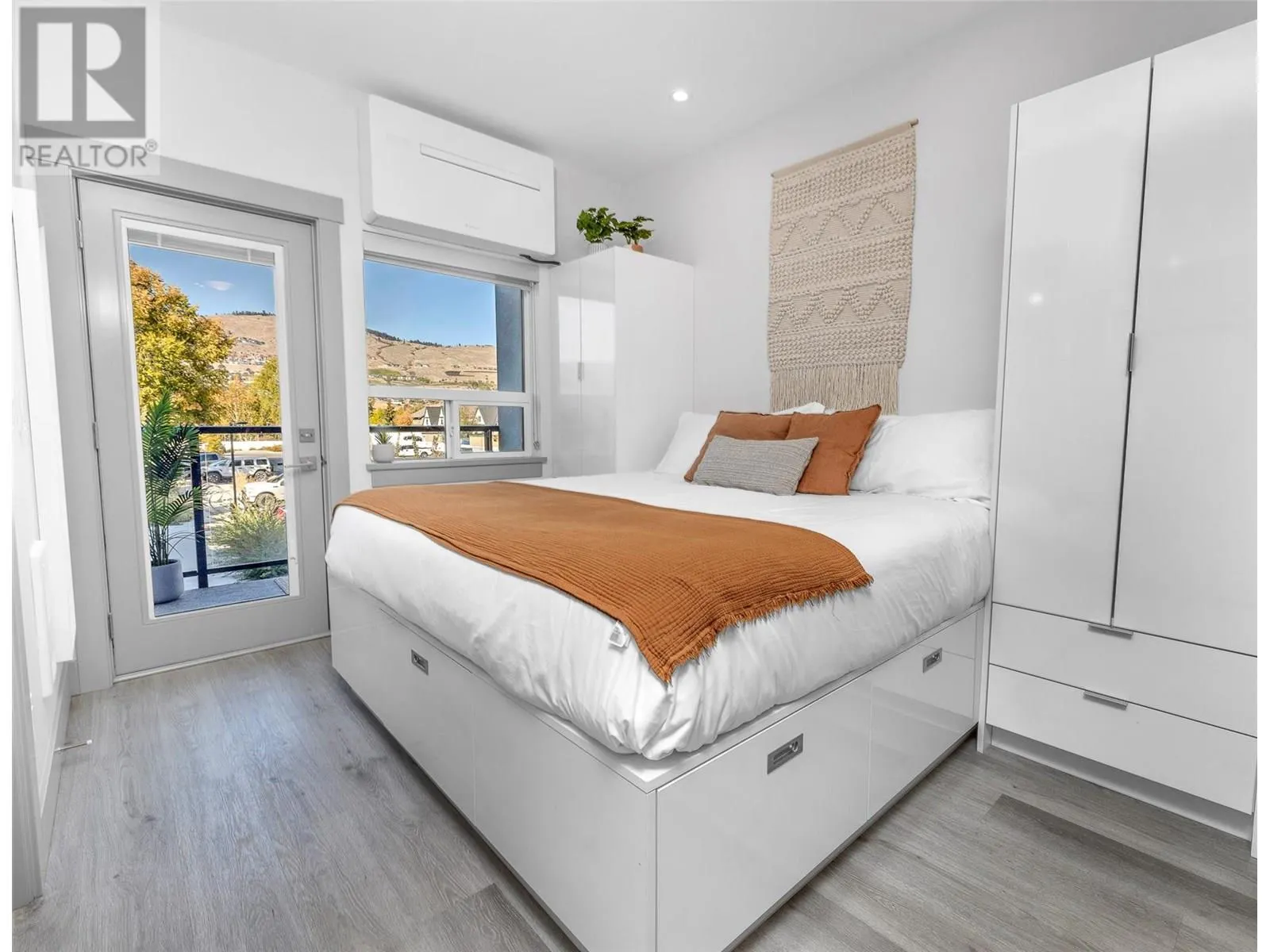 2555 Lakeshore Road Unit# 211