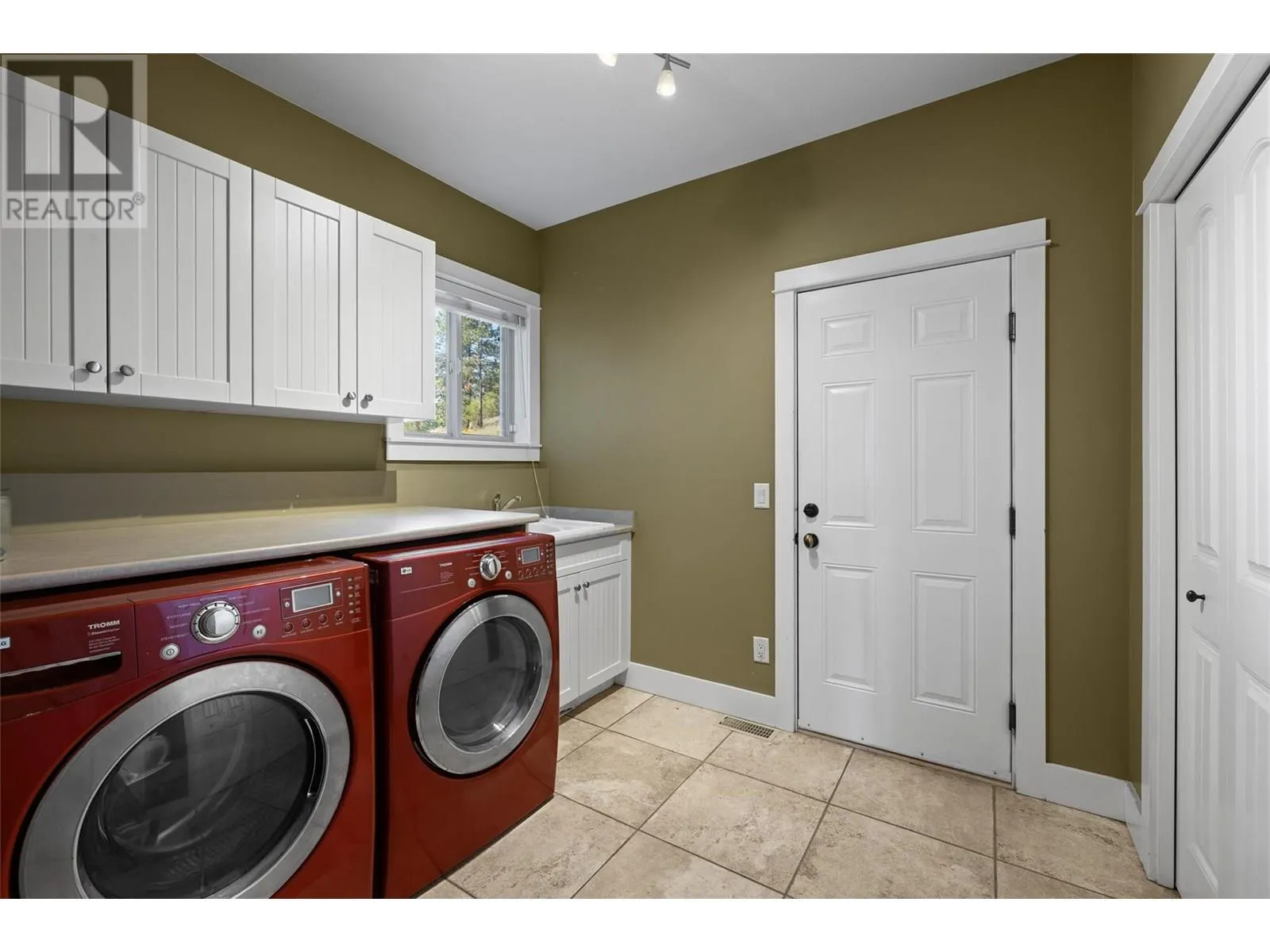 2082 Horizon Drive