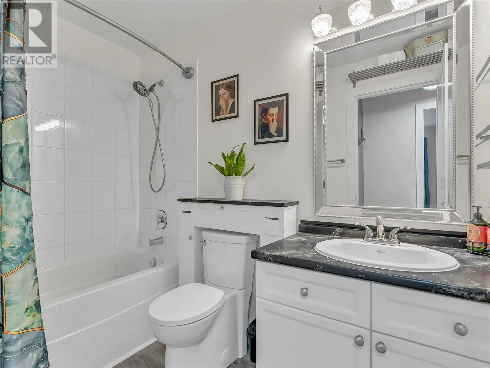 256 HASTINGS Avenue Unit# 401