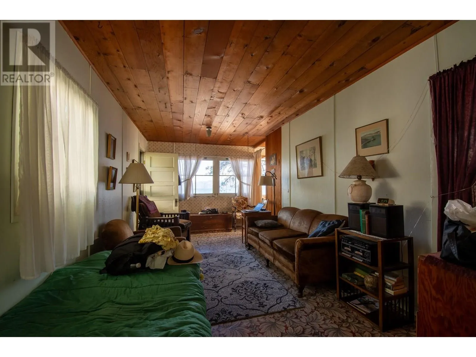 19241 Lakeshore Drive N