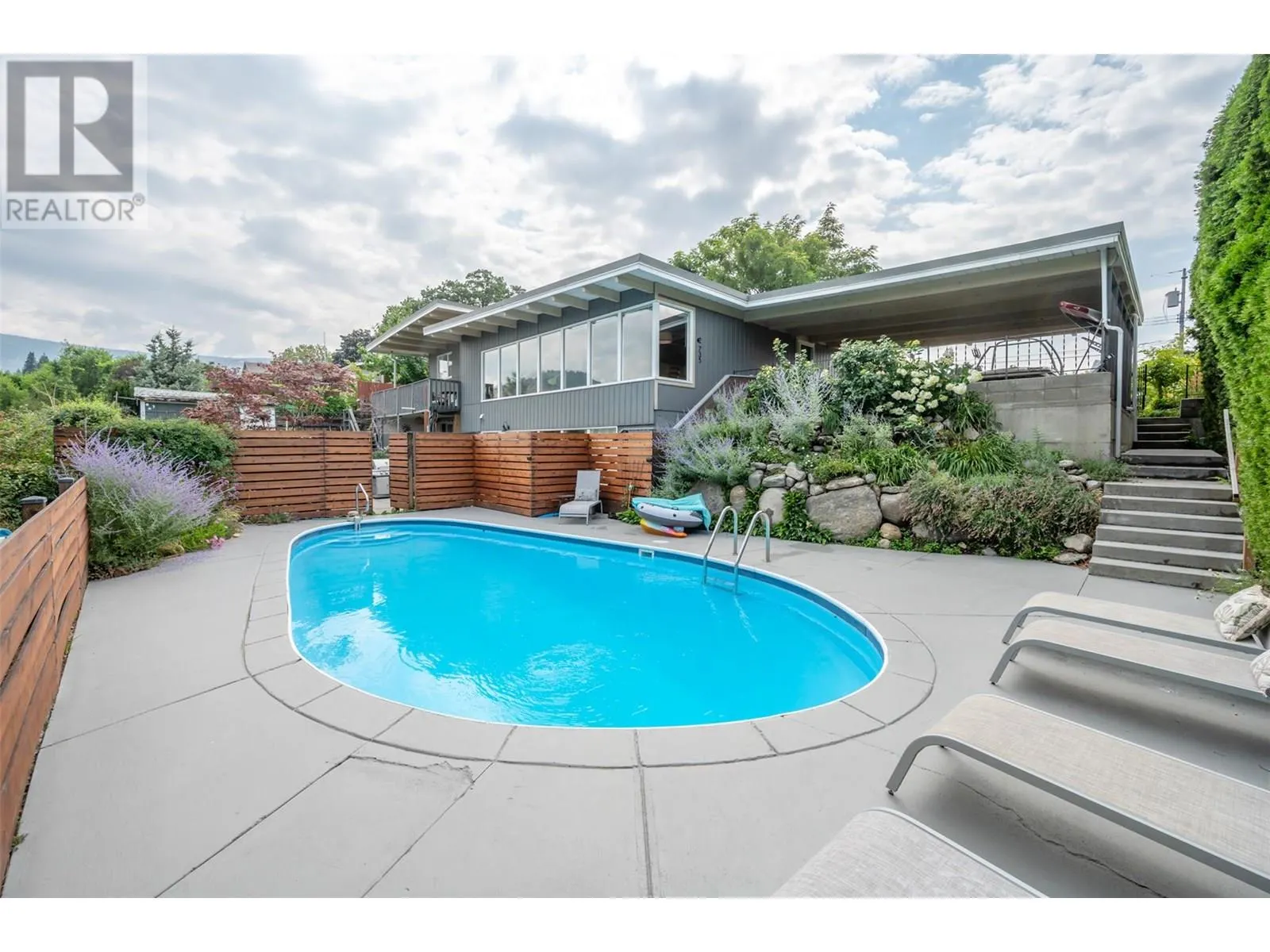 735 ROSS Avenue