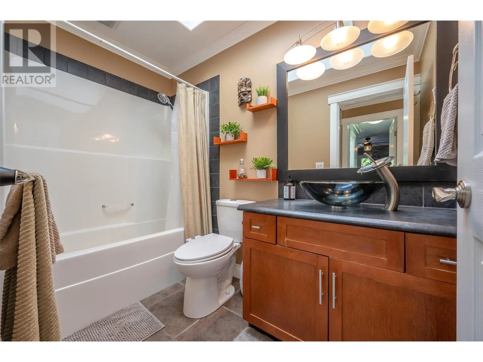 808 Vedette Drive