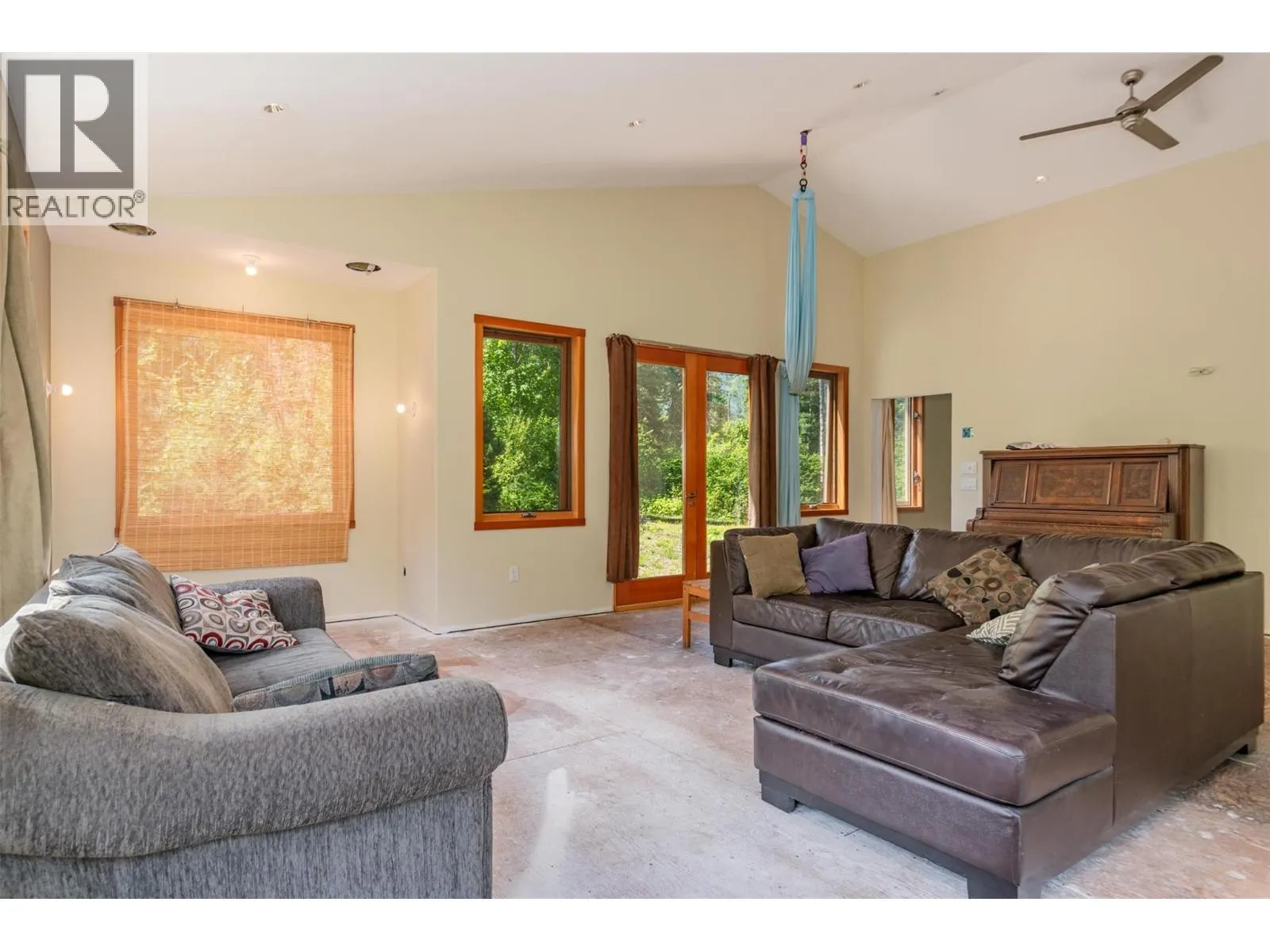 6042 Woodward Road