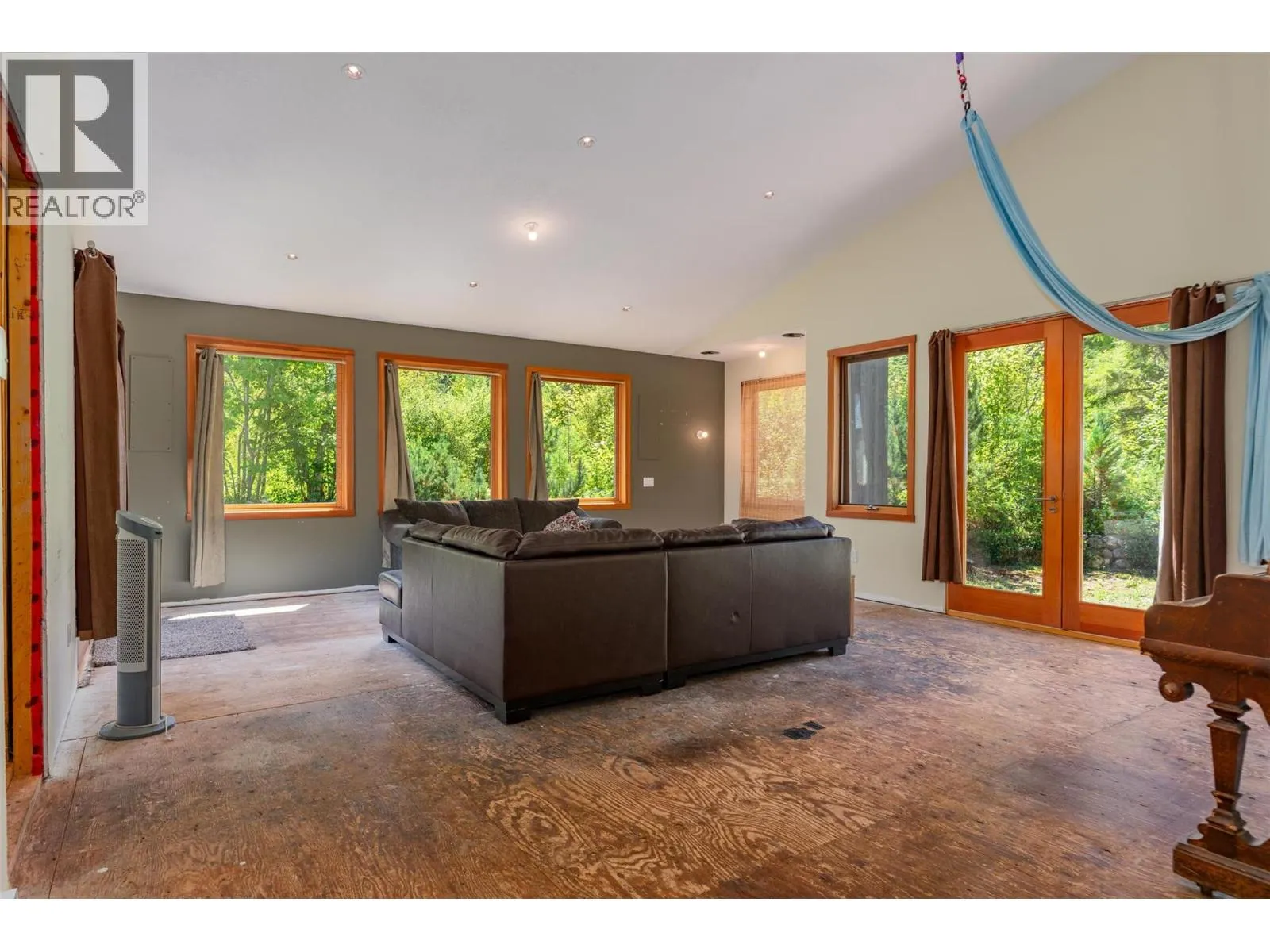 6042 Woodward Road