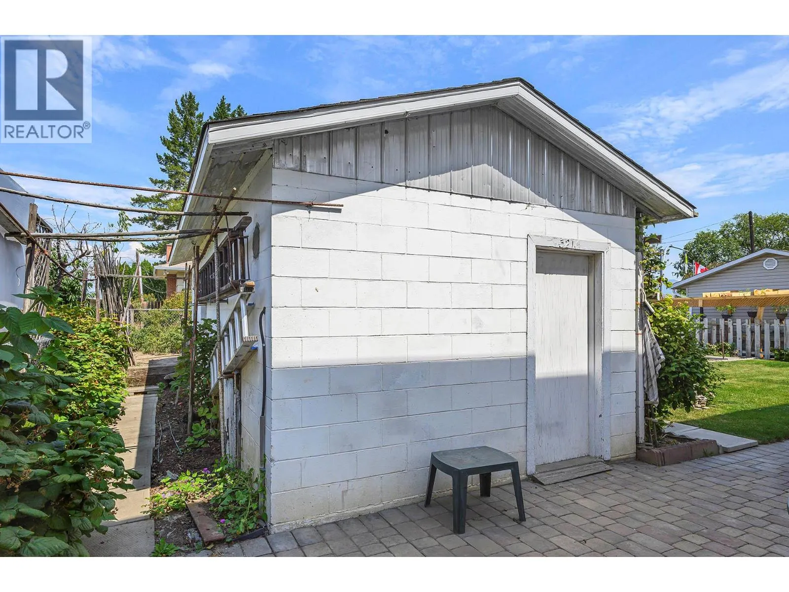 321 WALNUT Avenue