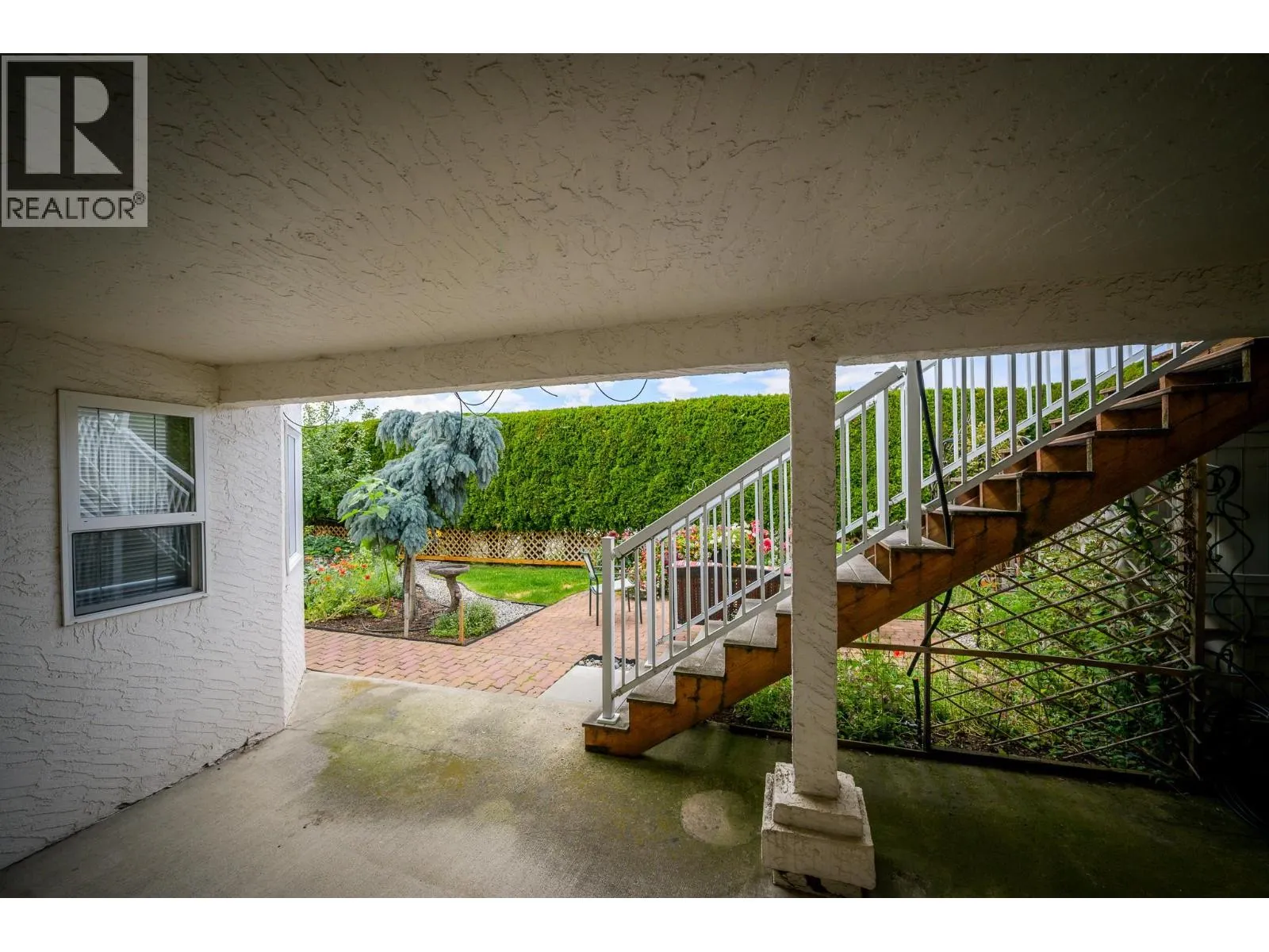 1956 GLOAMING Drive