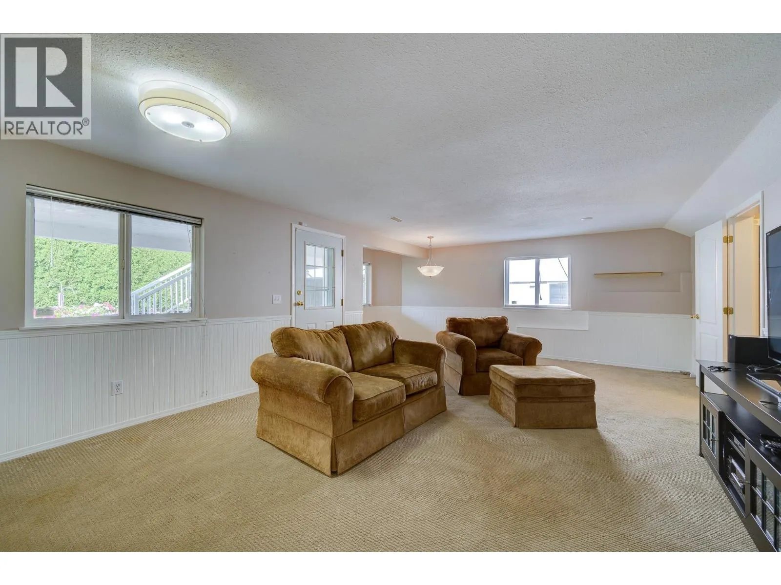 1956 GLOAMING Drive