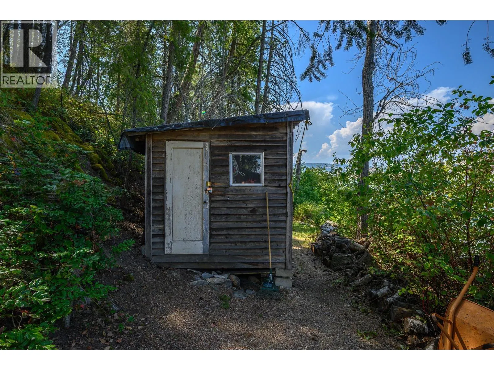 5751 Cosens Bay Road