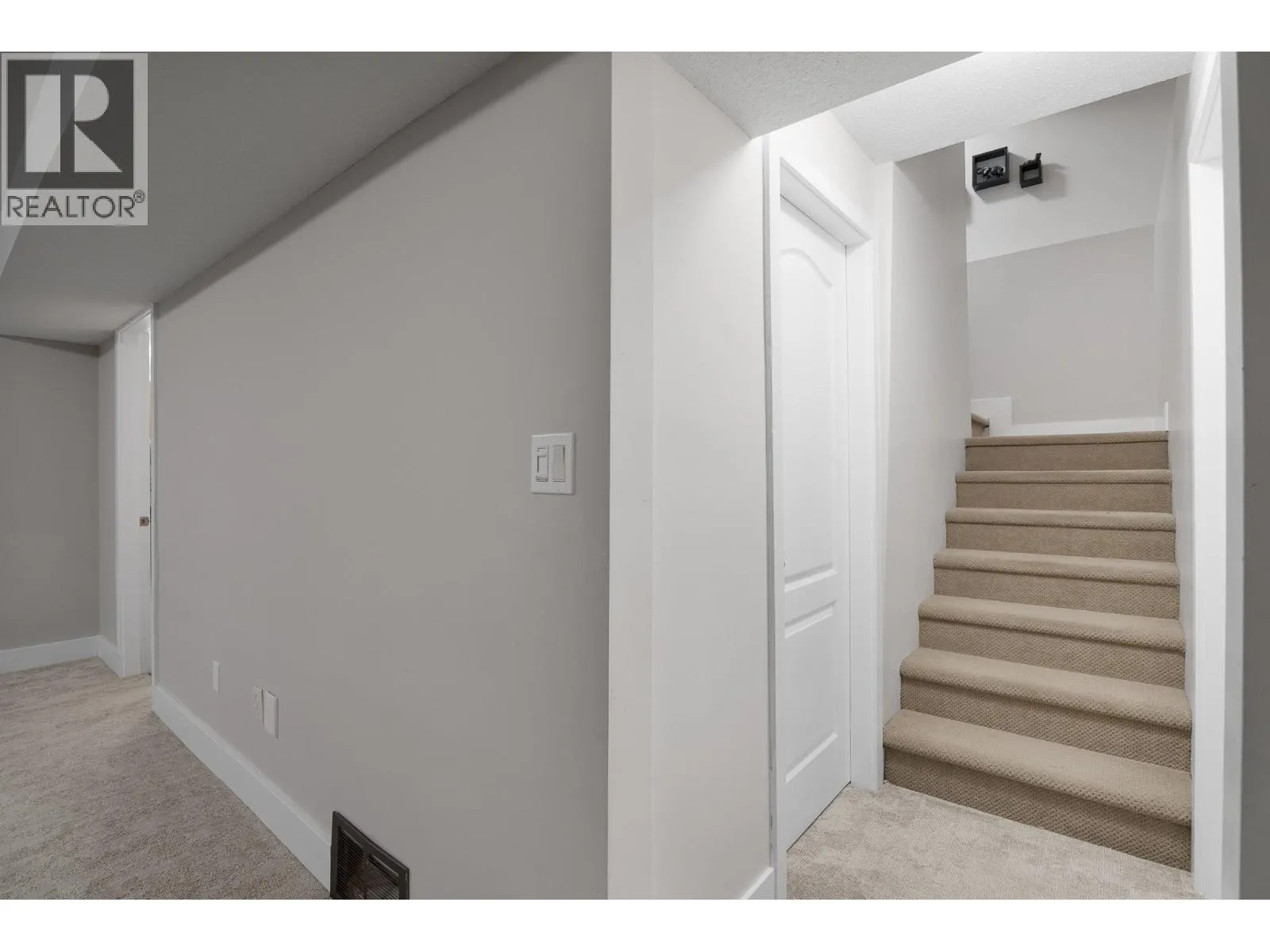 2046 ROBSON Place Unit# 27