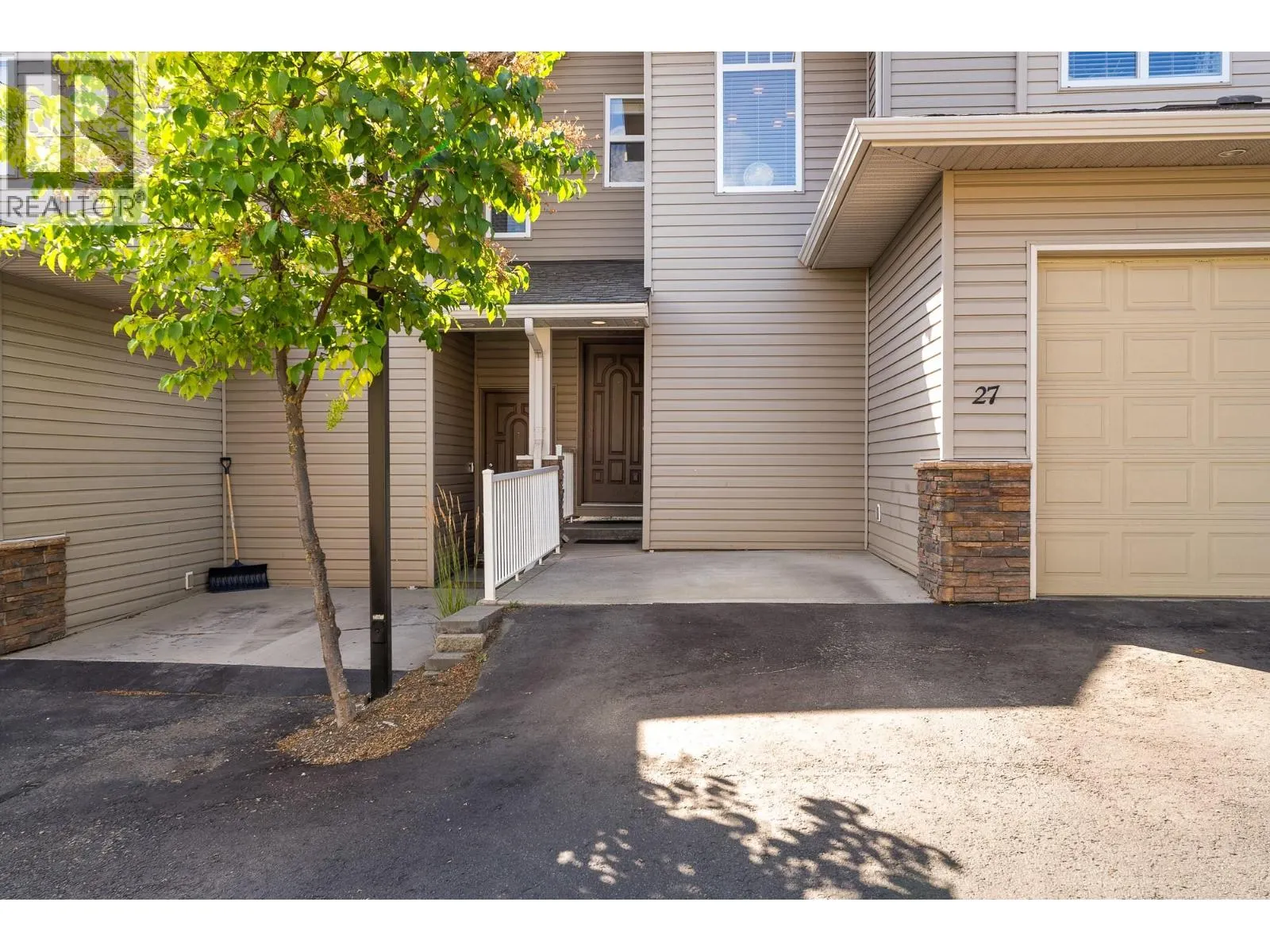 2046 ROBSON Place Unit# 27