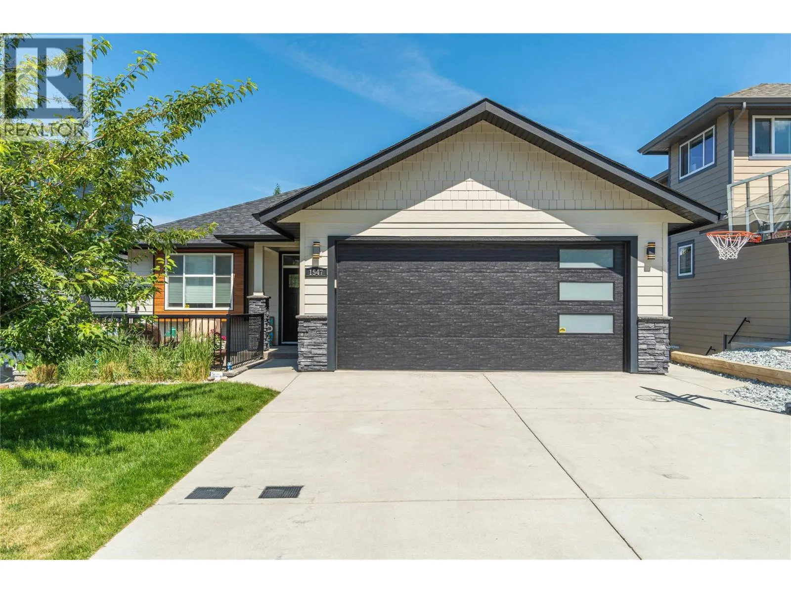 1547 EMERALD Drive