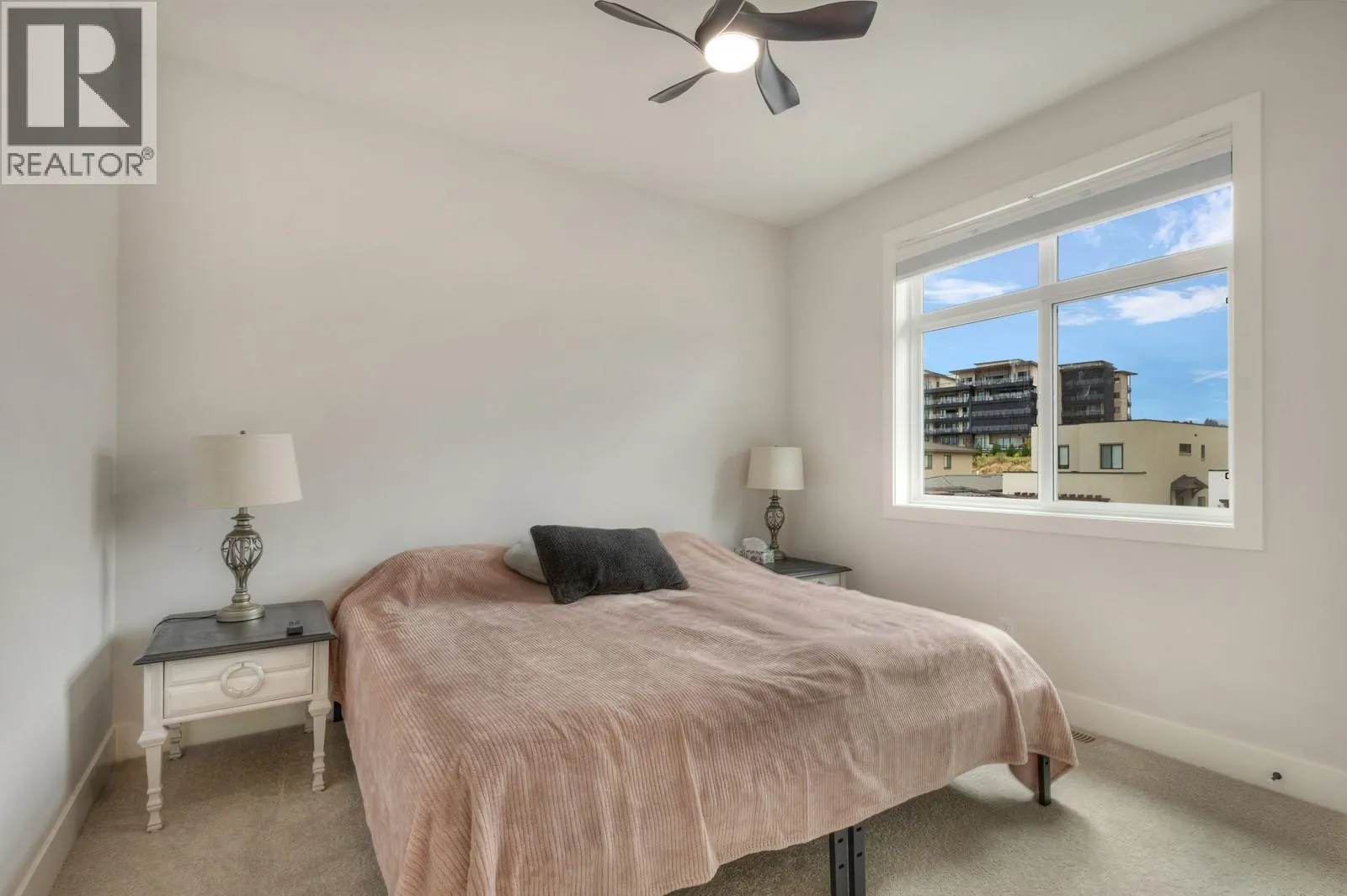 1865 Viewpoint Crescent