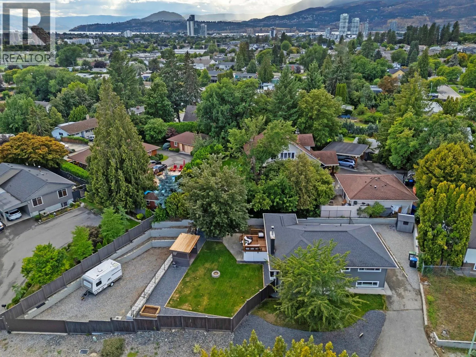 1552 Pinehurst Crescent