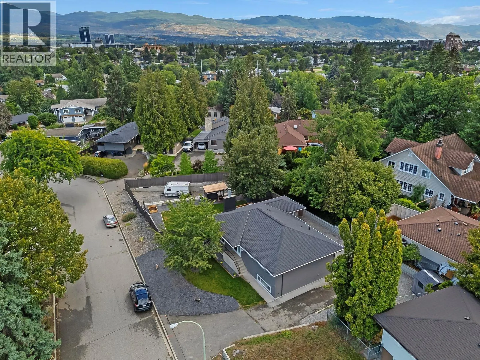 1552 Pinehurst Crescent