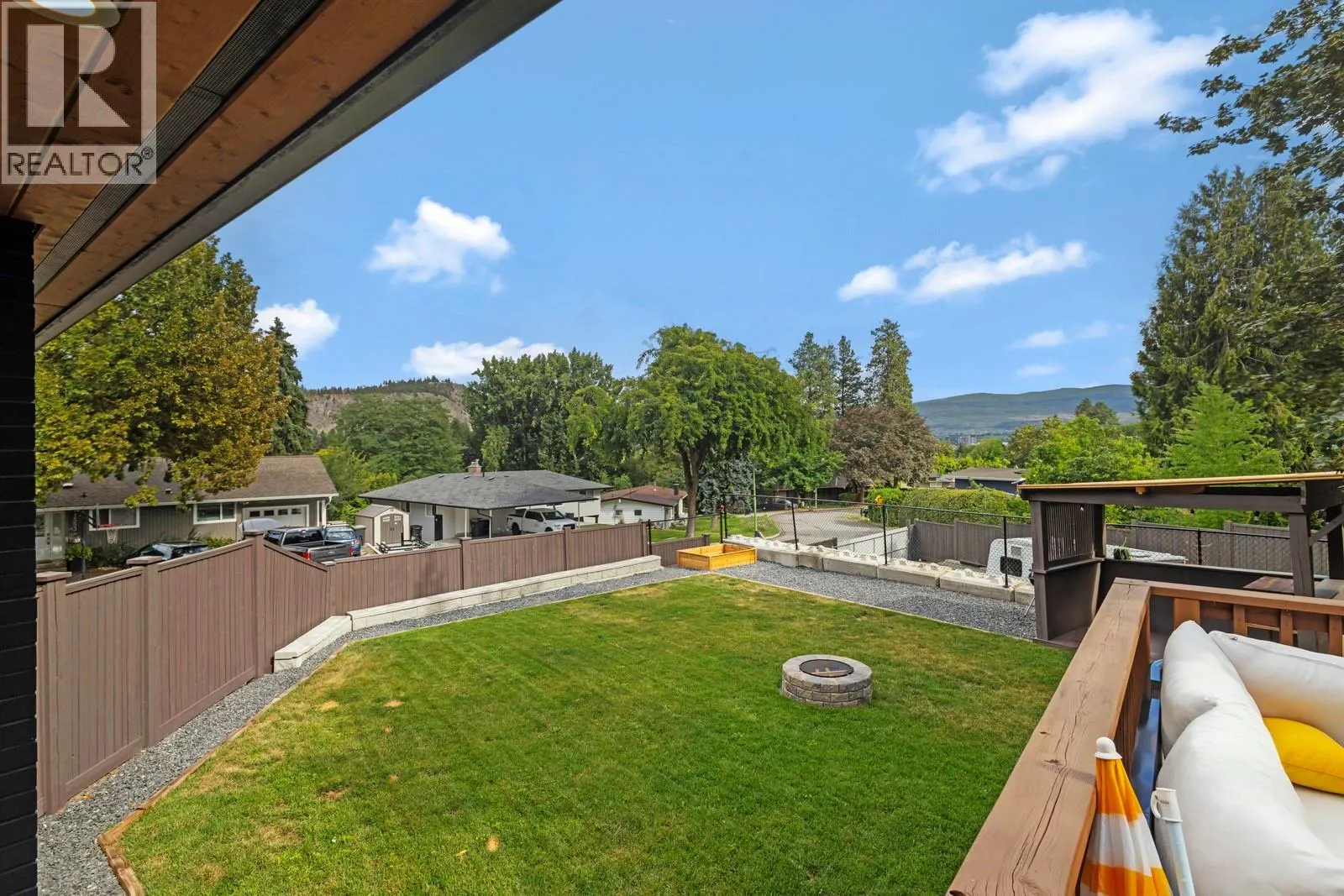 1552 Pinehurst Crescent